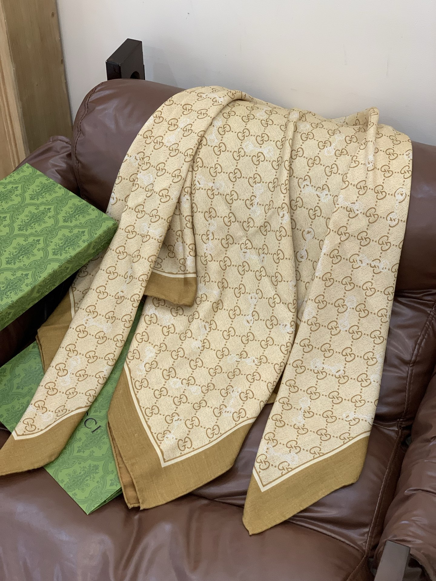 Gucci~140双面丝绒披肩马衔扣细节和GG图案以精致色调匠心呈献，意在向品牌与马术世界的深厚渊源致敬