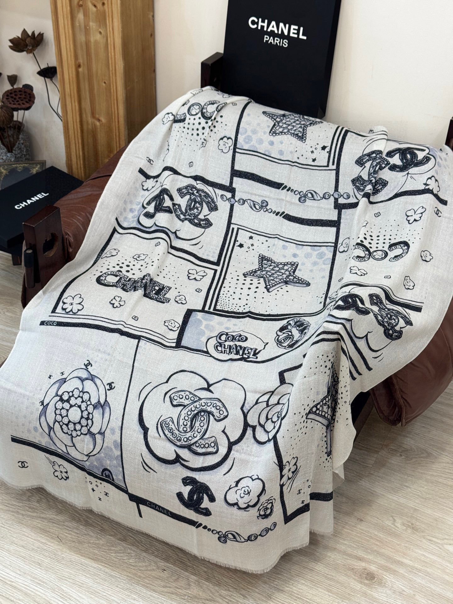 会发光发亮的围巾💟香奶奶专柜上新客供羊绒长巾👑👑 卖的超爆的，亮晶晶✨的银丝上身才会知道她的美，洋气、大