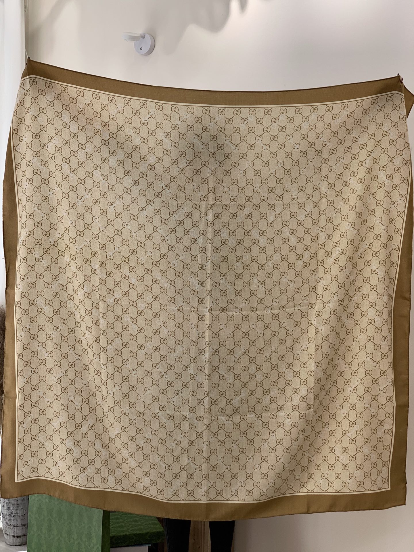 Gucci~140双面丝绒披肩马衔扣细节和GG图案以精致色调匠心呈献，意在向品牌与马术世界的深厚渊源致敬