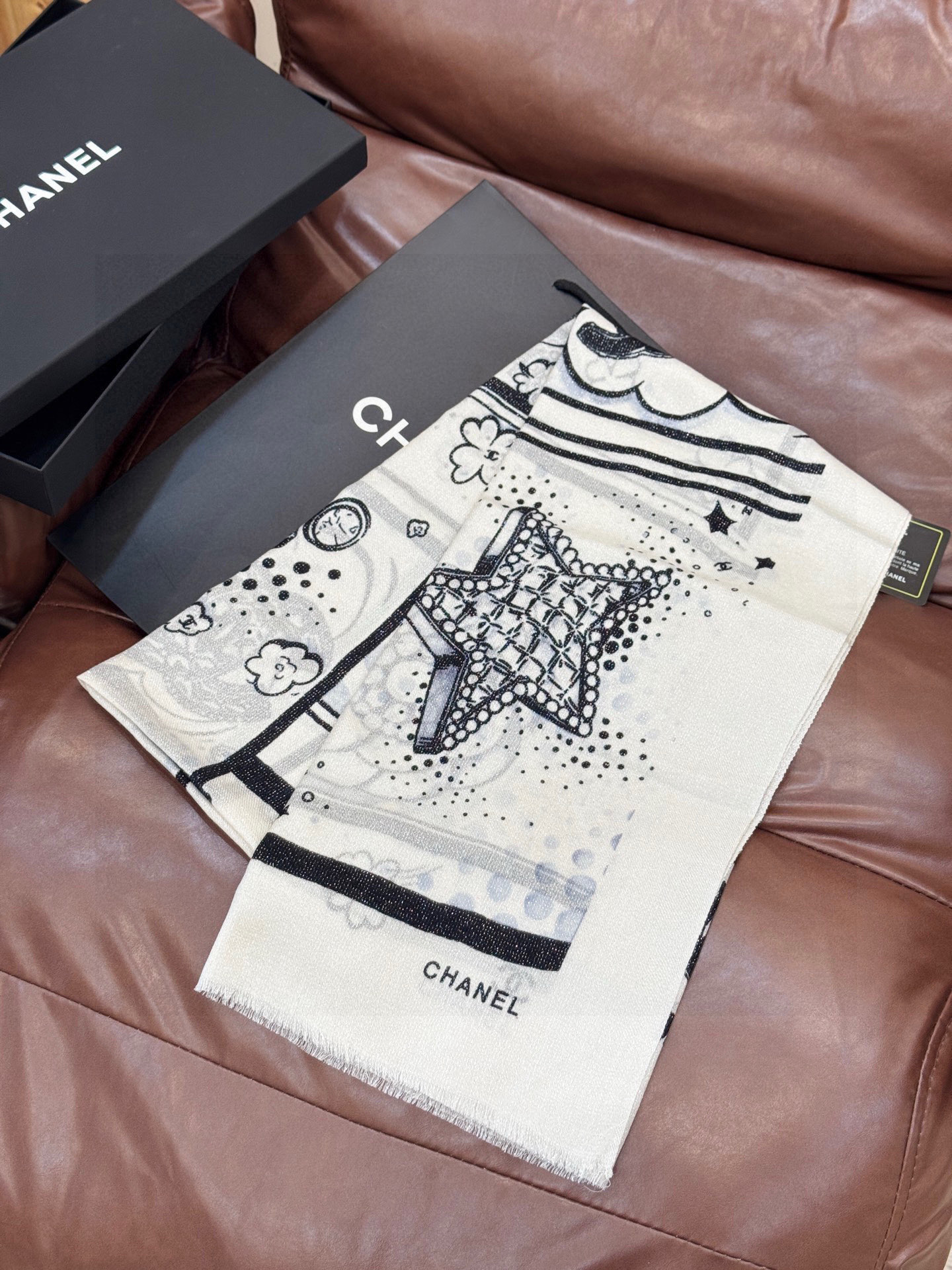 会发光发亮的围巾💟香奶奶专柜上新客供羊绒长巾👑👑 卖的超爆的，亮晶晶✨的银丝上身才会知道她的美，洋气、大