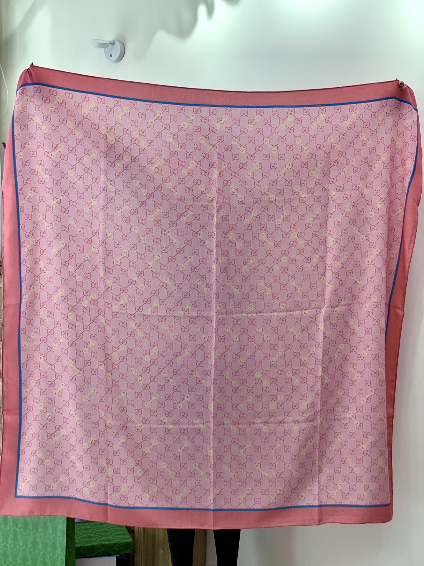 Gucci~140双面丝绒披肩马衔扣细节和GG图案以精致色调匠心呈献，意在向品牌与马术世界的深厚渊源致敬