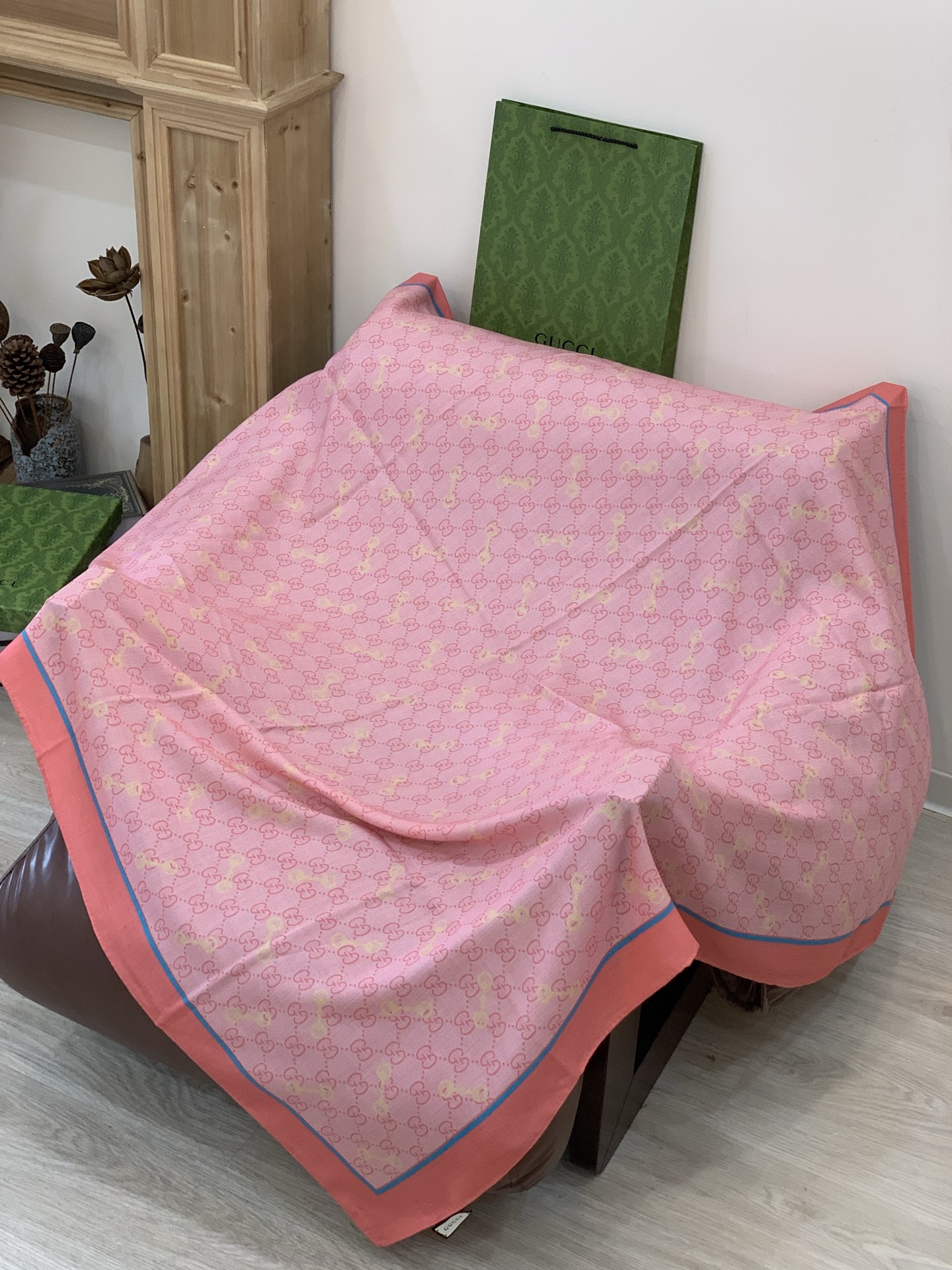 Gucci~140双面丝绒披肩马衔扣细节和GG图案以精致色调匠心呈献，意在向品牌与马术世界的深厚渊源致敬