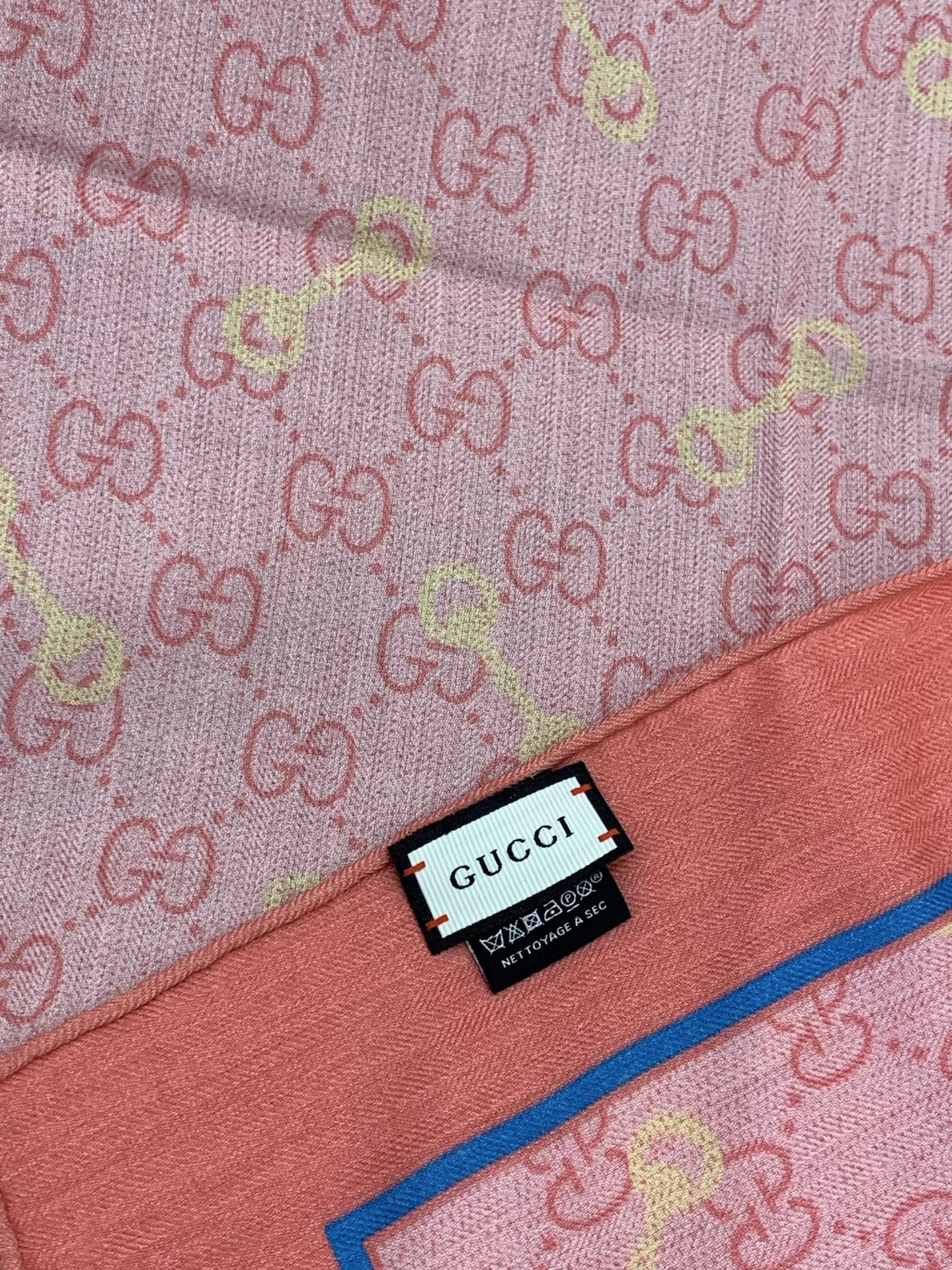 Gucci~140双面丝绒披肩马衔扣细节和GG图案以精致色调匠心呈献，意在向品牌与马术世界的深厚渊源致敬