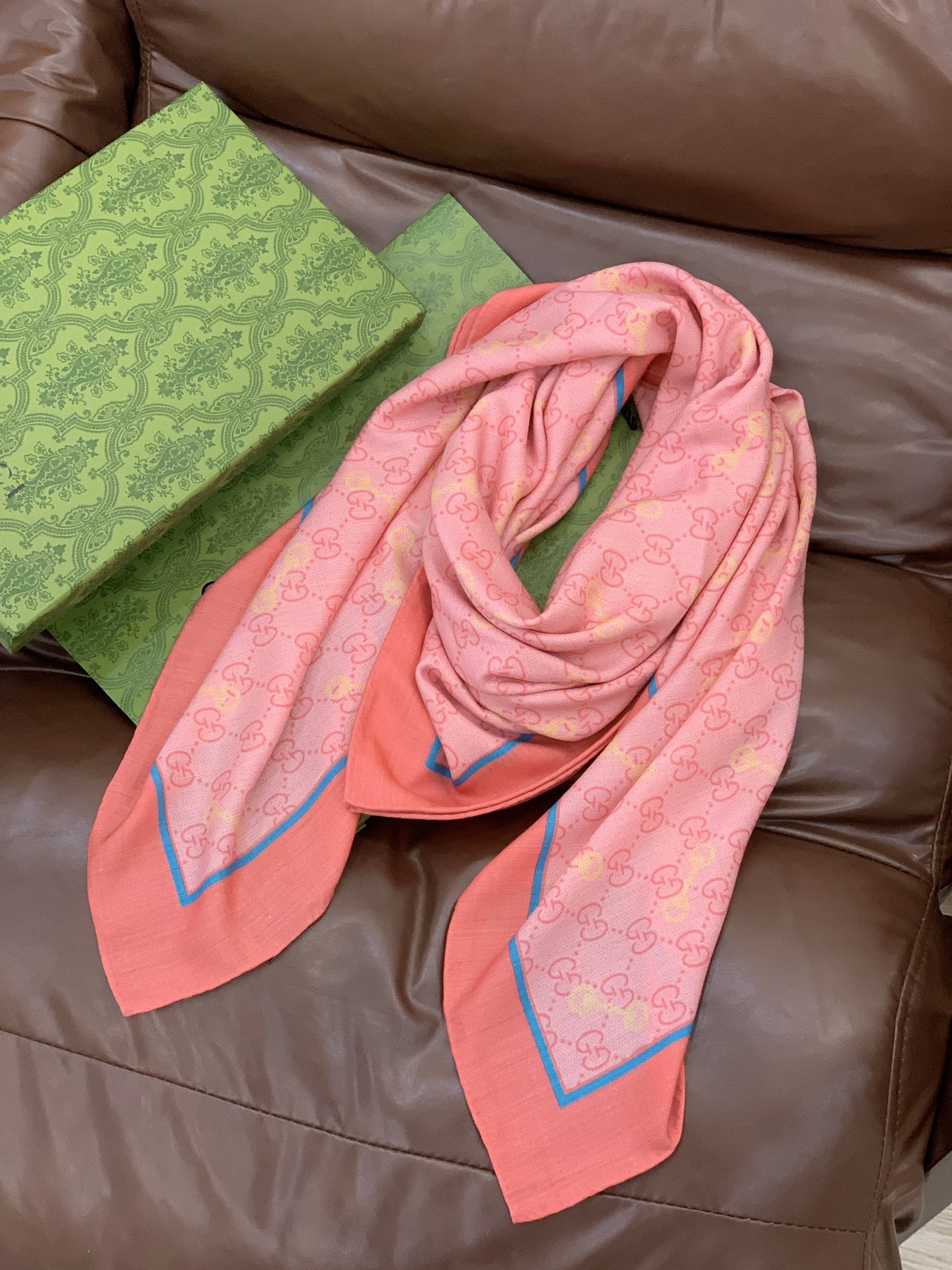 Gucci~140双面丝绒披肩马衔扣细节和GG图案以精致色调匠心呈献，意在向品牌与马术世界的深厚渊源致敬