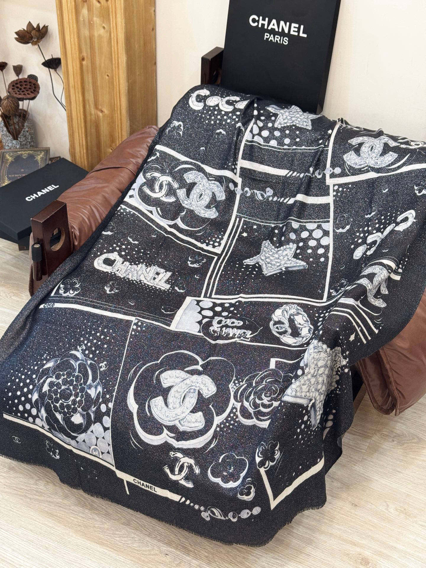 会发光发亮的围巾💟香奶奶专柜上新客供羊绒长巾👑👑 卖的超爆的，亮晶晶✨的银丝上身才会知道她的美，洋气、大