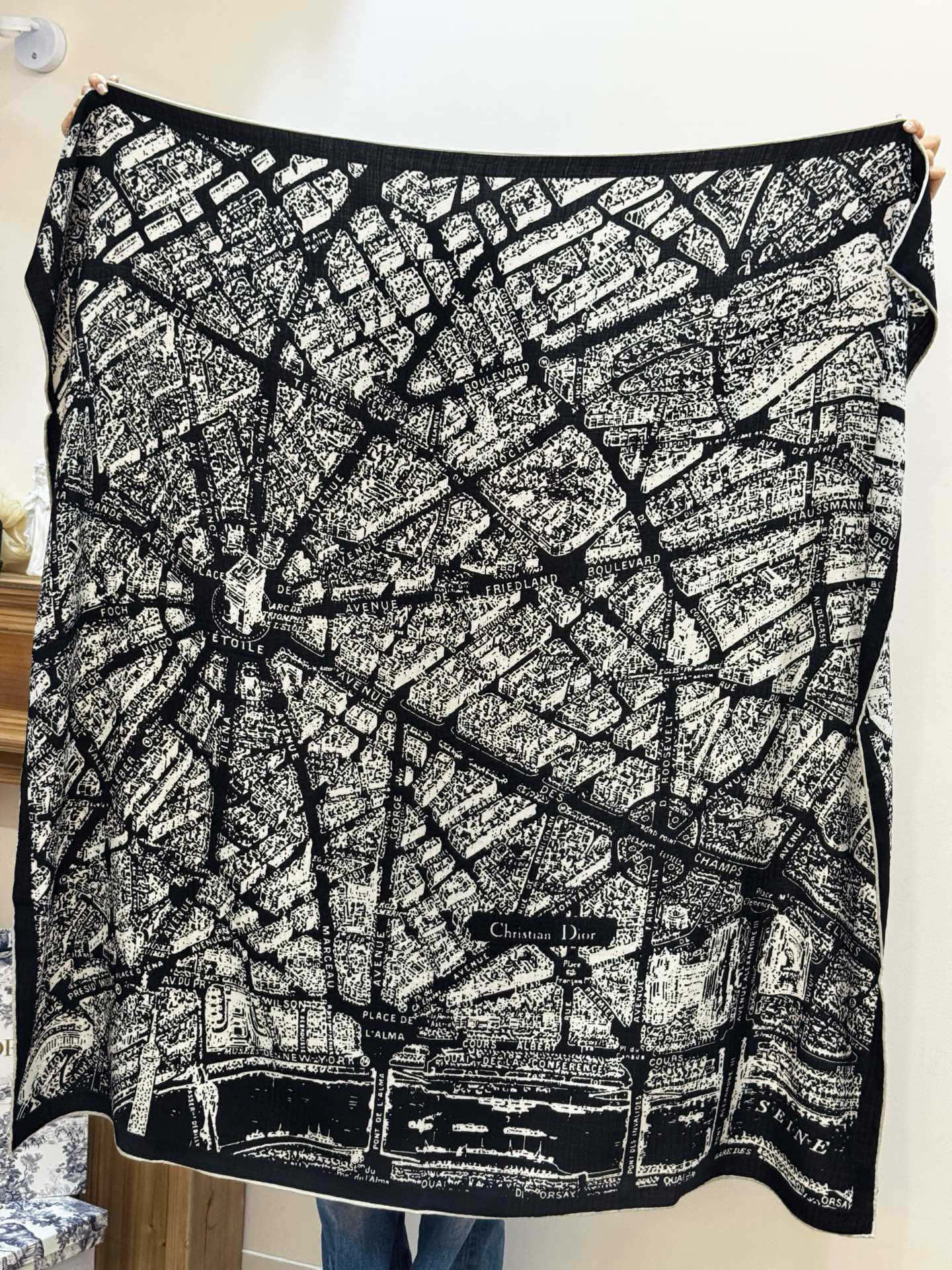 Dior ❤【️巴黎地图】140*140双面同色丝绒方巾🉐️LAN DE 价🉐️ARIS 巴黎地图这款方
