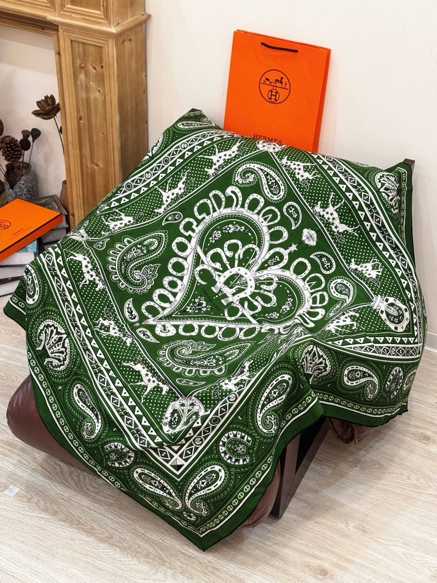 ✨✨【双面同色 丝毛款】H家羊绒新款 买了都说好看‼️推荐💕【爱心骏马 140】羊绒方巾‼️H家ZG爆款