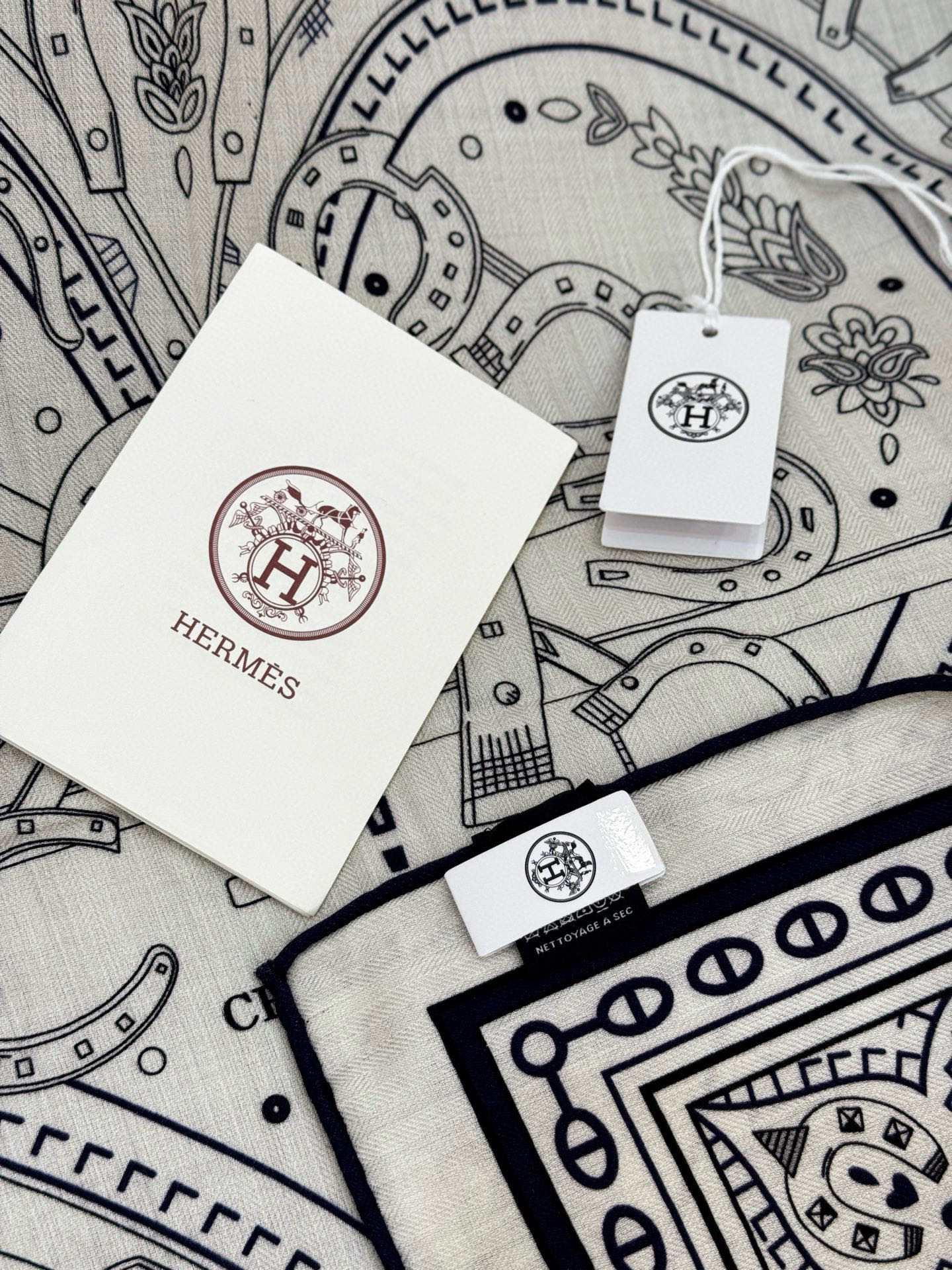 ✨✨【双面同色 丝毛款】H家羊绒新款 买了都说好看‼️推荐💕【爱心骏马 140】羊绒方巾‼️H家ZG爆款