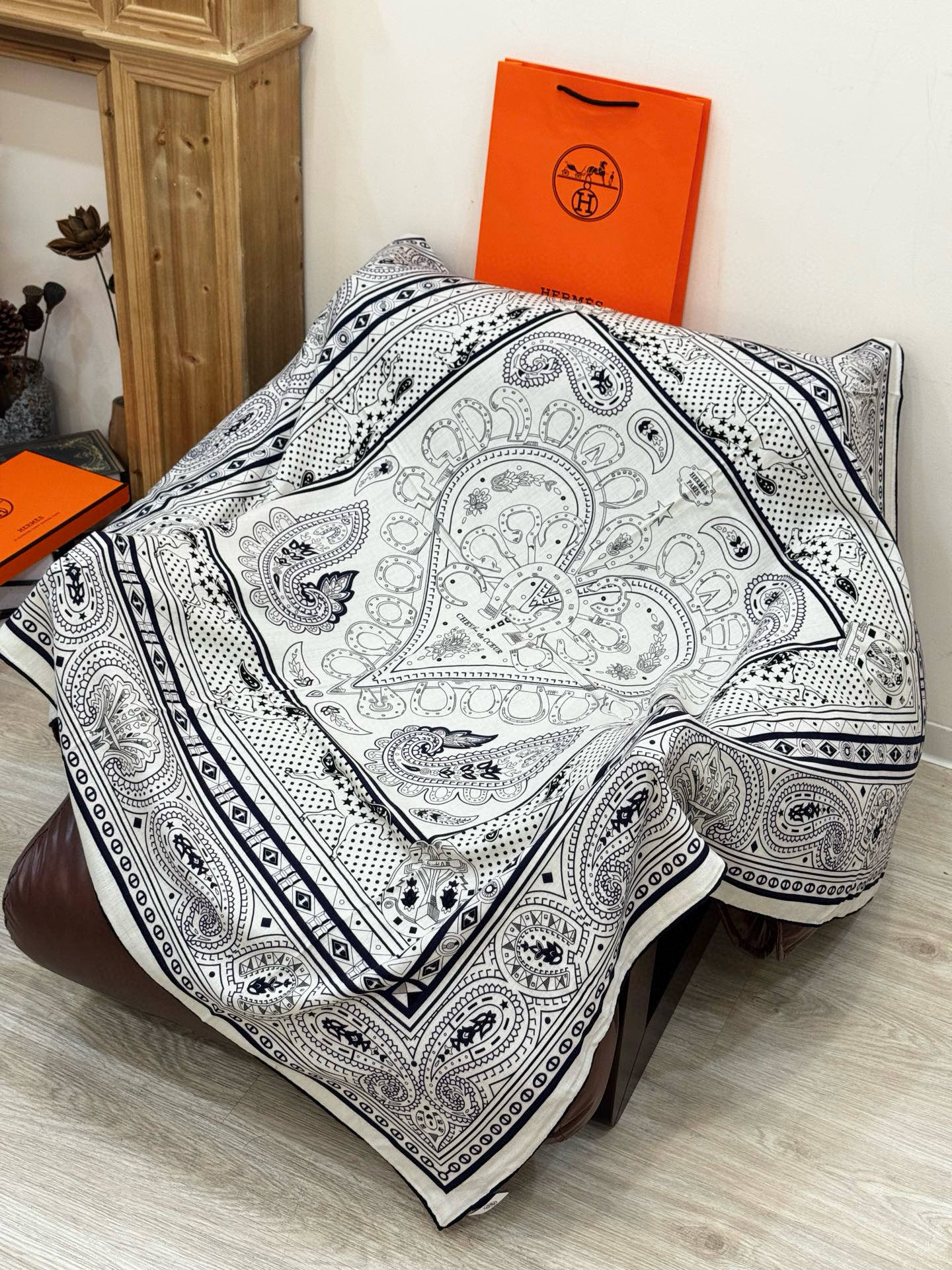 ✨✨【双面同色 丝毛款】H家羊绒新款 买了都说好看‼️推荐💕【爱心骏马 140】羊绒方巾‼️H家ZG爆款