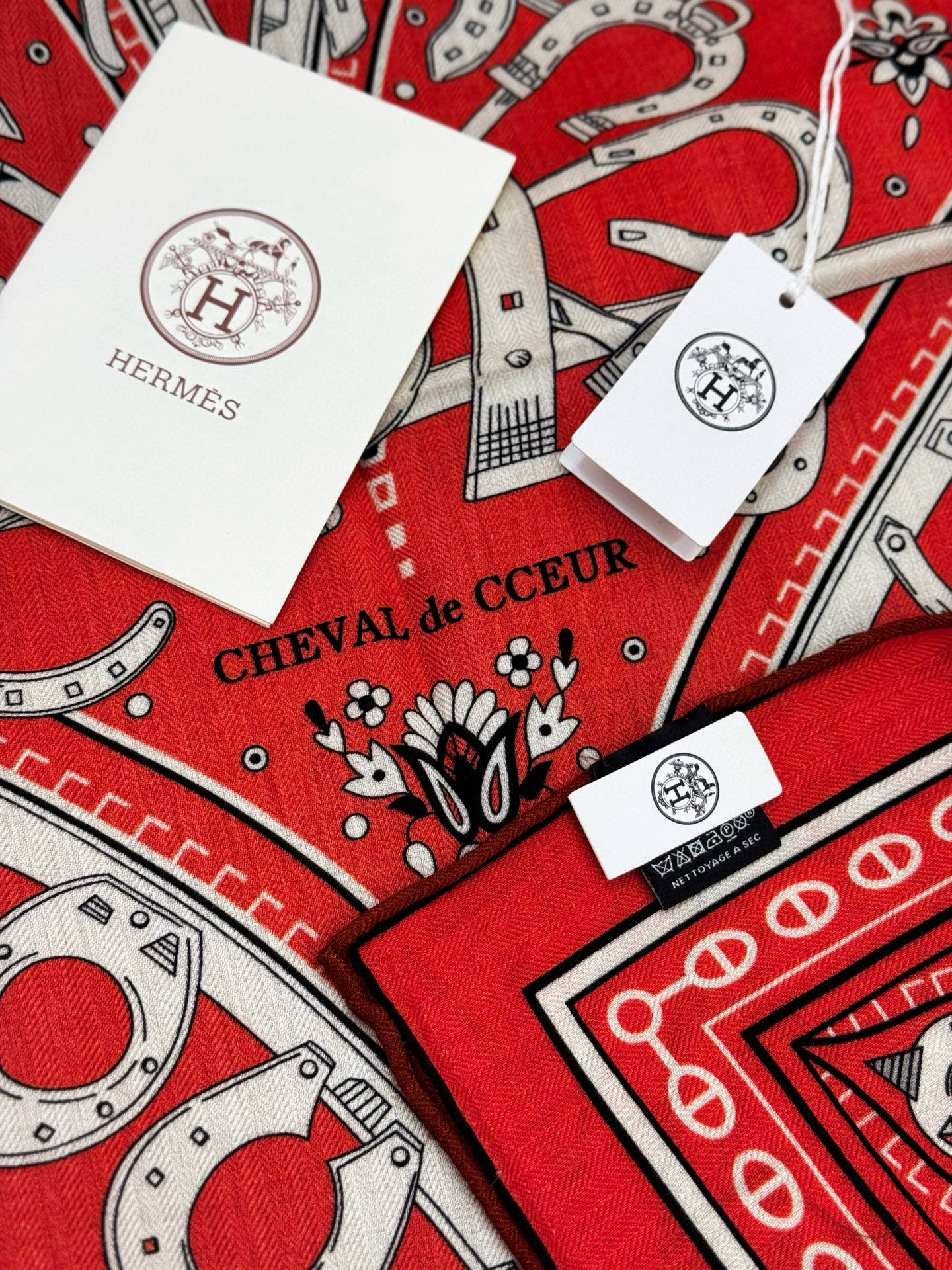 ✨✨【双面同色 丝毛款】H家羊绒新款 买了都说好看‼️推荐💕【爱心骏马 140】羊绒方巾‼️H家ZG爆款