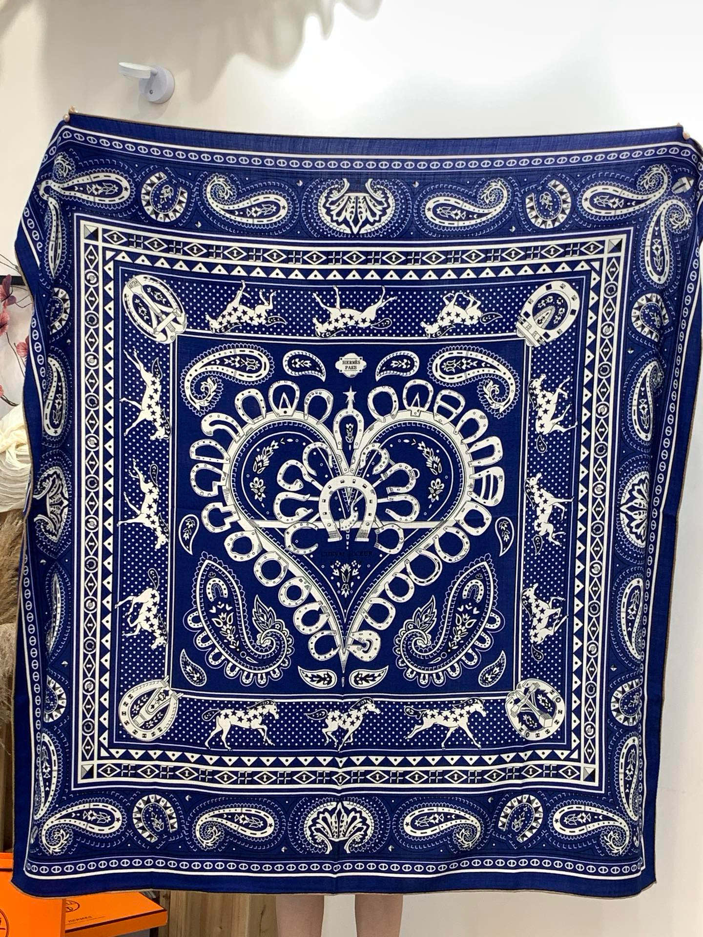 ✨✨【双面同色 丝毛款】H家羊绒新款 买了都说好看‼️推荐💕【爱心骏马 140】羊绒方巾‼️H家ZG爆款