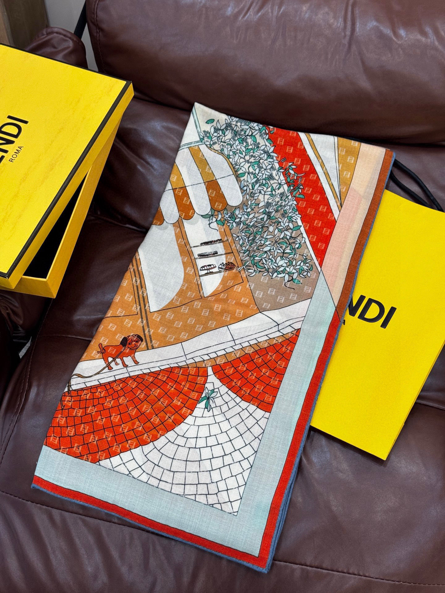 Fendi方形围巾 丝绒材质。采用定制的“Walking around Rome”图案，灵感源自罗马的历