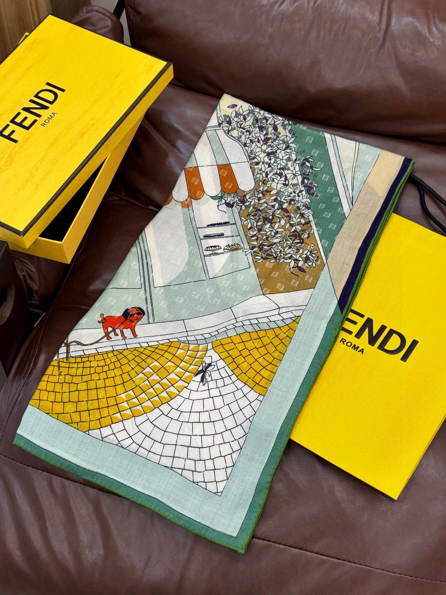 Fendi方形围巾 丝绒材质。采用定制的“Walking around Rome”图案，灵感源自罗马的历