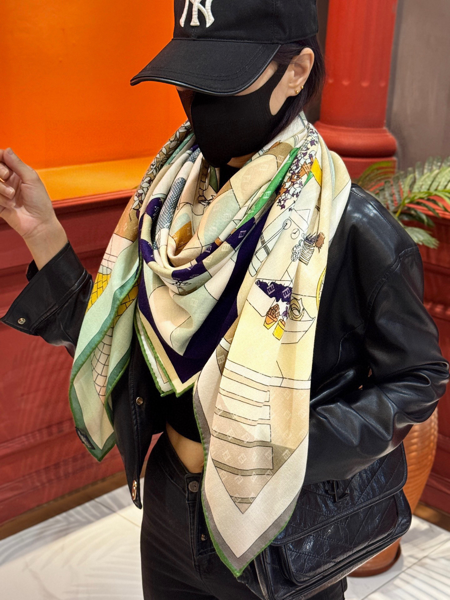 Fendi方形围巾 丝绒材质。采用定制的“Walking around Rome”图案，灵感源自罗马的历