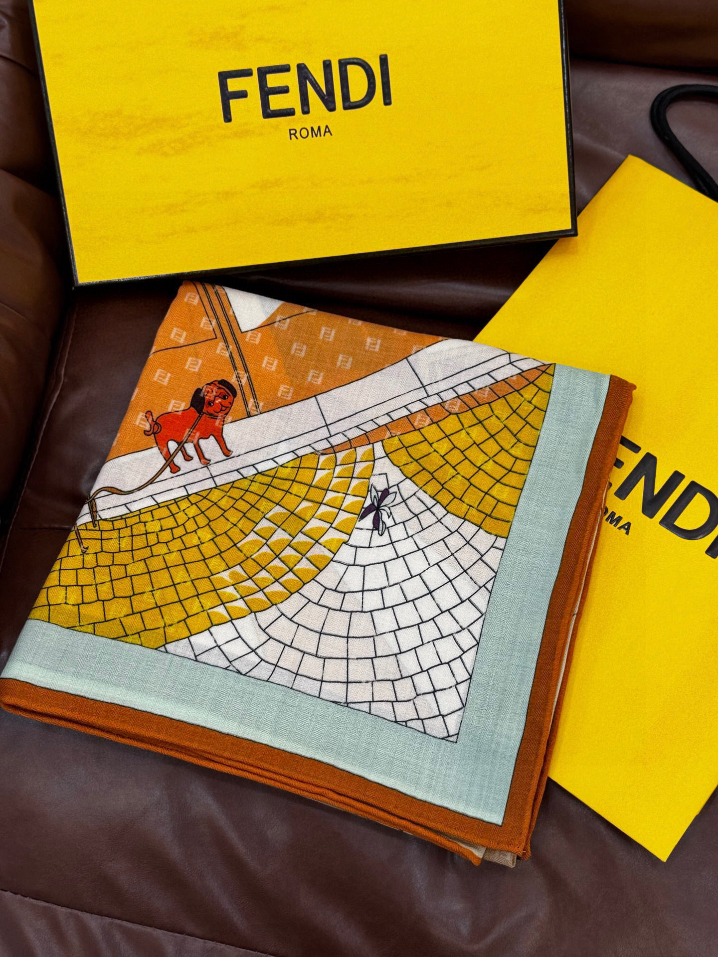 Fendi方形围巾 丝绒材质。采用定制的“Walking around Rome”图案，灵感源自罗马的历