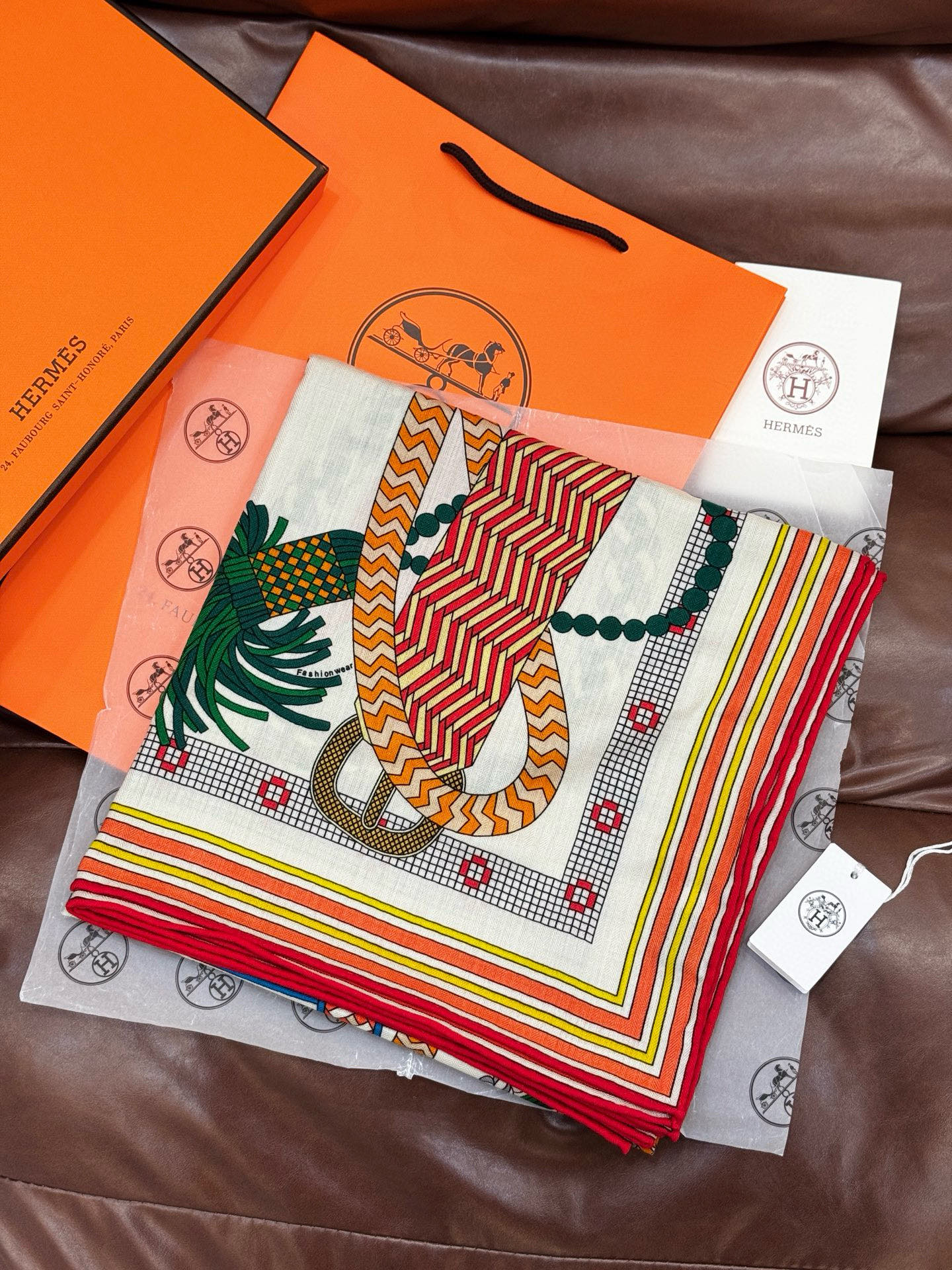 “编织鞍带”140方巾～Hermes 手工卷边丝绒方巾（30%桑蚕丝70%羊绒）这款爱马仕的经典单品展现
