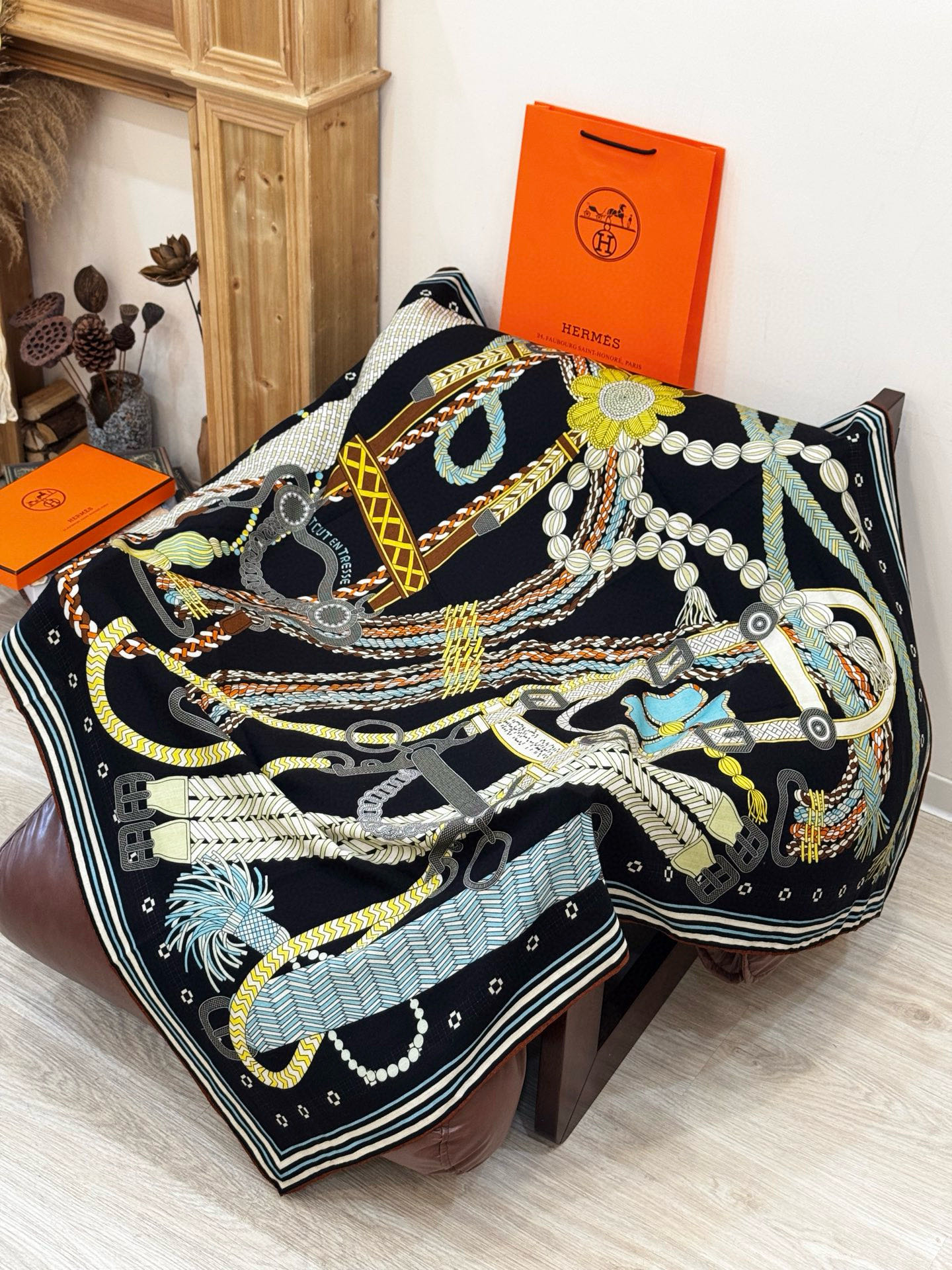 “编织鞍带”140方巾～Hermes 手工卷边丝绒方巾（30%桑蚕丝70%羊绒）这款爱马仕的经典单品展现