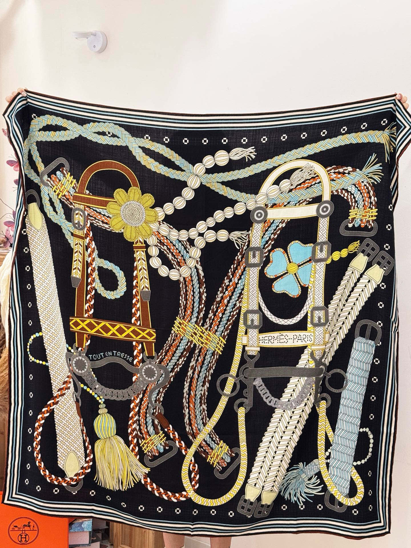 “编织鞍带”140方巾～Hermes 手工卷边丝绒方巾（30%桑蚕丝70%羊绒）这款爱马仕的经典单品展现