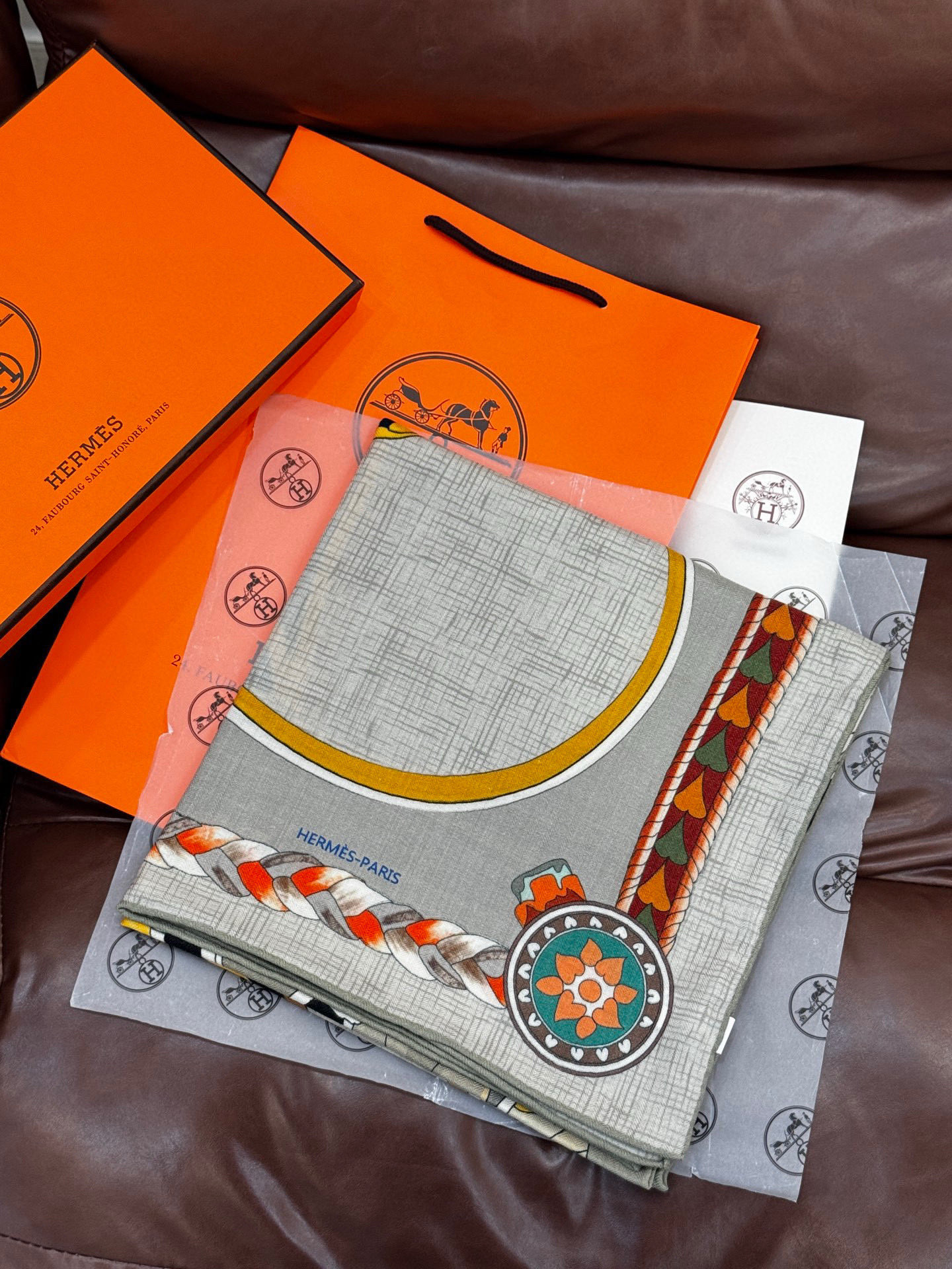 【双面同色】原单爱马仕140cm丝绒方巾💕 甜蜜的鞍具，装饰家芳登和佩西耶设计的一款餐盘增添骑士般的浪漫