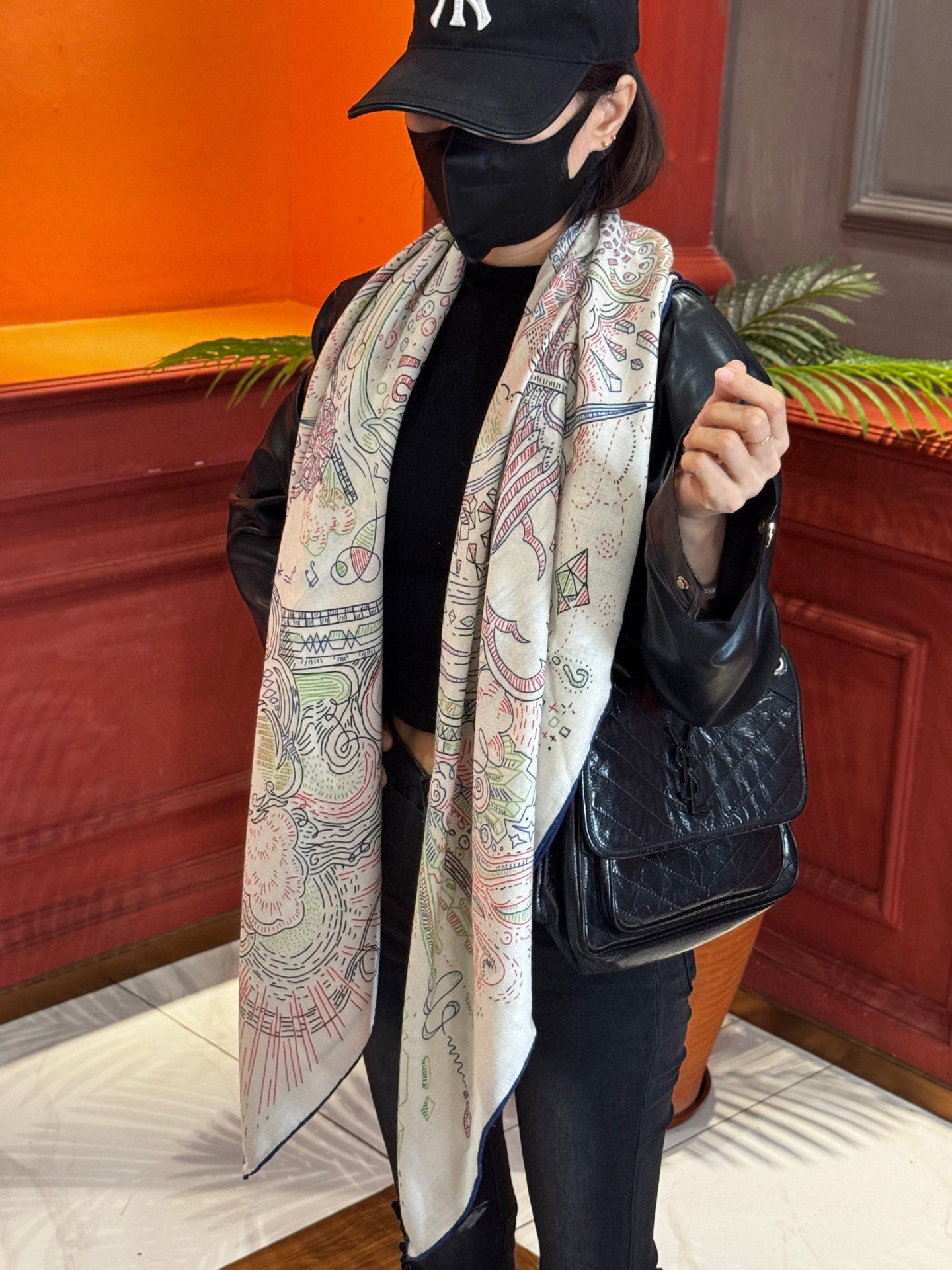 “正在接通中”140丝绒方巾【140顶级丝绒双面同色印花】手工卷边丝绒方巾（30%真丝70%羊绒）这款丝