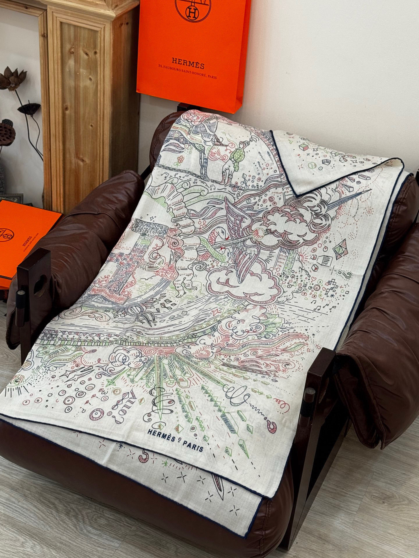 “正在接通中”140丝绒方巾【140顶级丝绒双面同色印花】手工卷边丝绒方巾（30%真丝70%羊绒）这款丝