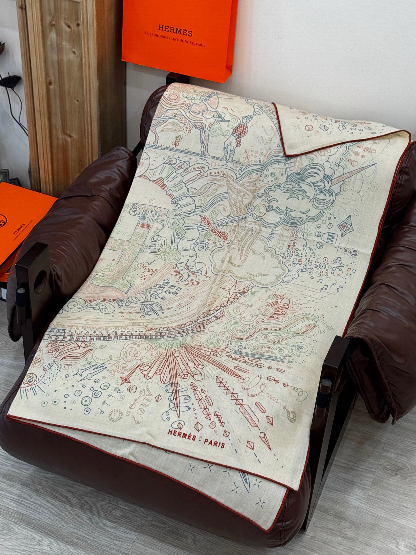 “正在接通中”140丝绒方巾【140顶级丝绒双面同色印花】手工卷边丝绒方巾（30%真丝70%羊绒）这款丝