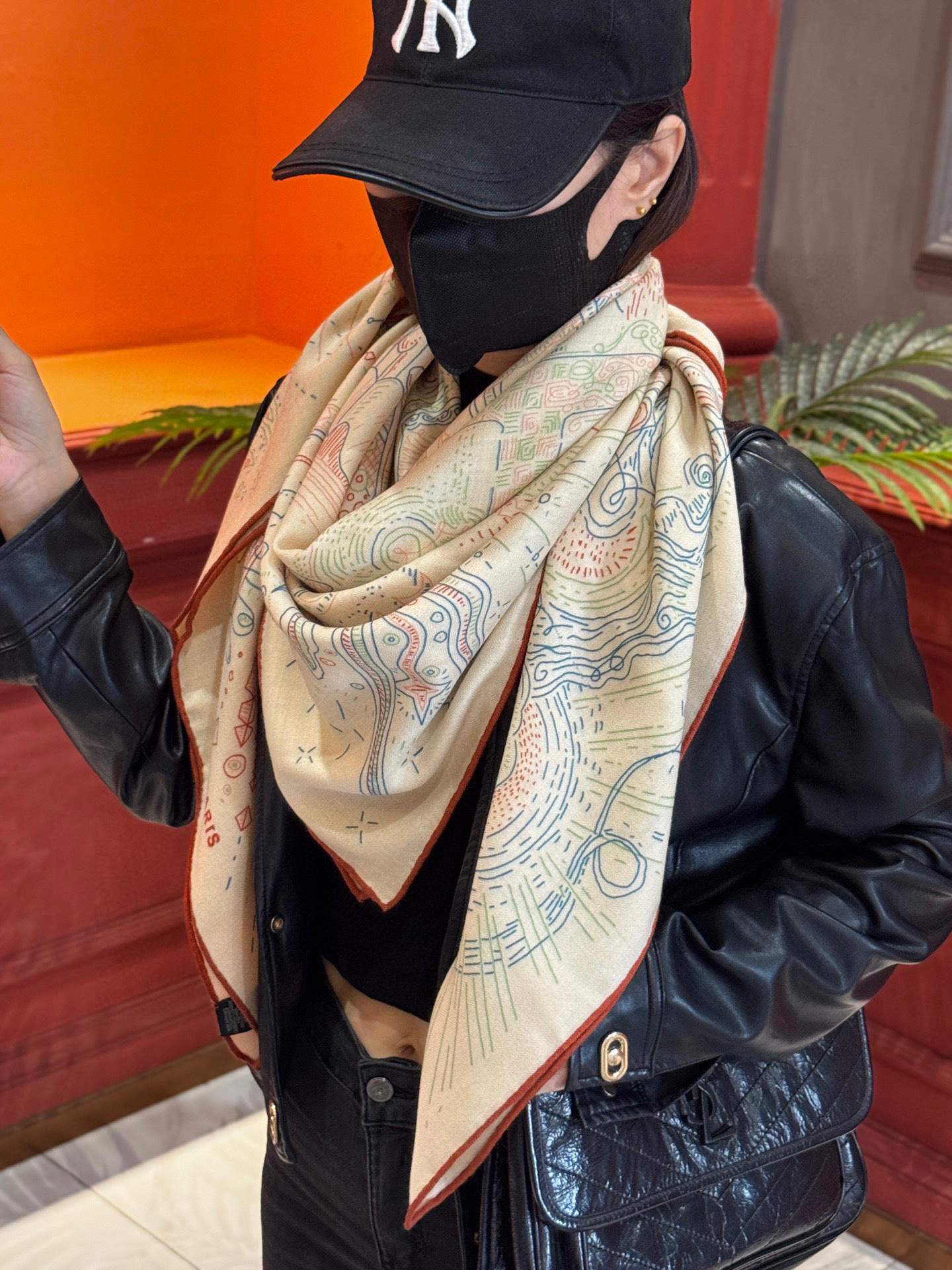 “正在接通中”140丝绒方巾【140顶级丝绒双面同色印花】手工卷边丝绒方巾（30%真丝70%羊绒）这款丝