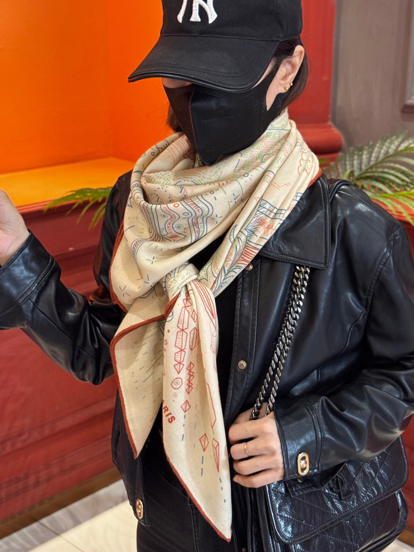 “正在接通中”140丝绒方巾【140顶级丝绒双面同色印花】手工卷边丝绒方巾（30%真丝70%羊绒）这款丝