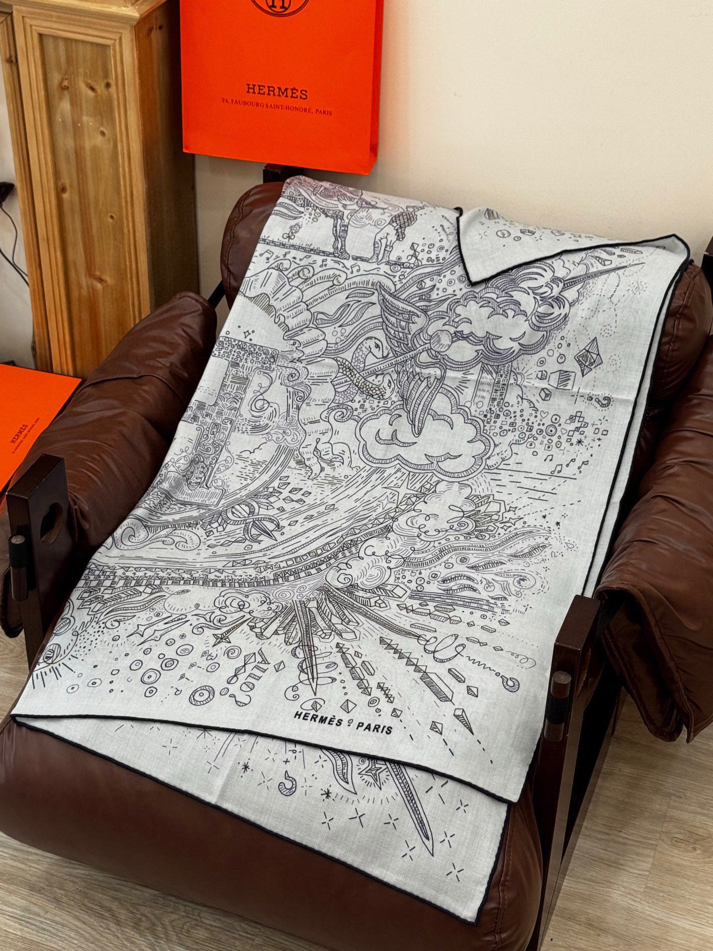 “正在接通中”140丝绒方巾【140顶级丝绒双面同色印花】手工卷边丝绒方巾（30%真丝70%羊绒）这款丝