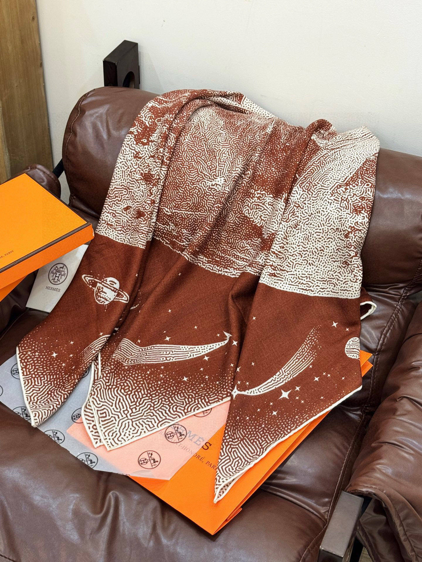 HERMES爱马仕新款|月光飞马Clair de Lune羊绒和真丝披肩，手工卷边(70%羊绒，30%真