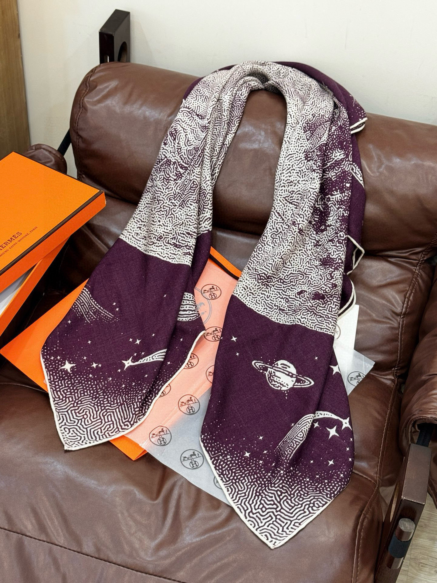 HERMES爱马仕新款|月光飞马Clair de Lune羊绒和真丝披肩，手工卷边(70%羊绒，30%真