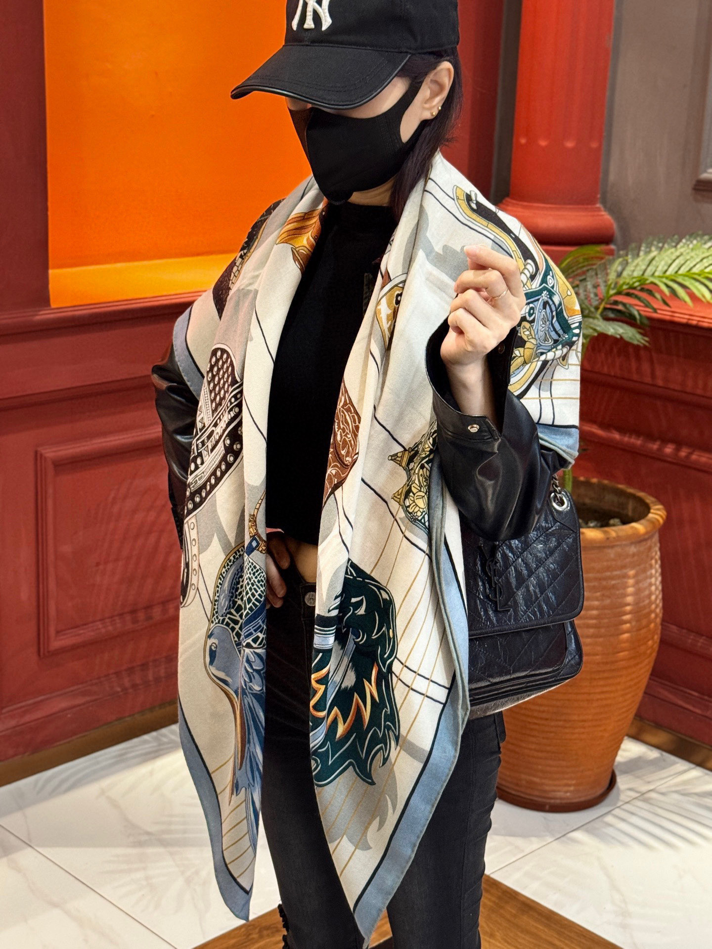 “鞍上世界”140丝绒方巾双面同色手工卷边丝绒方巾（30%真丝70%羊绒）这款披肩的经典单品展现强大而迷