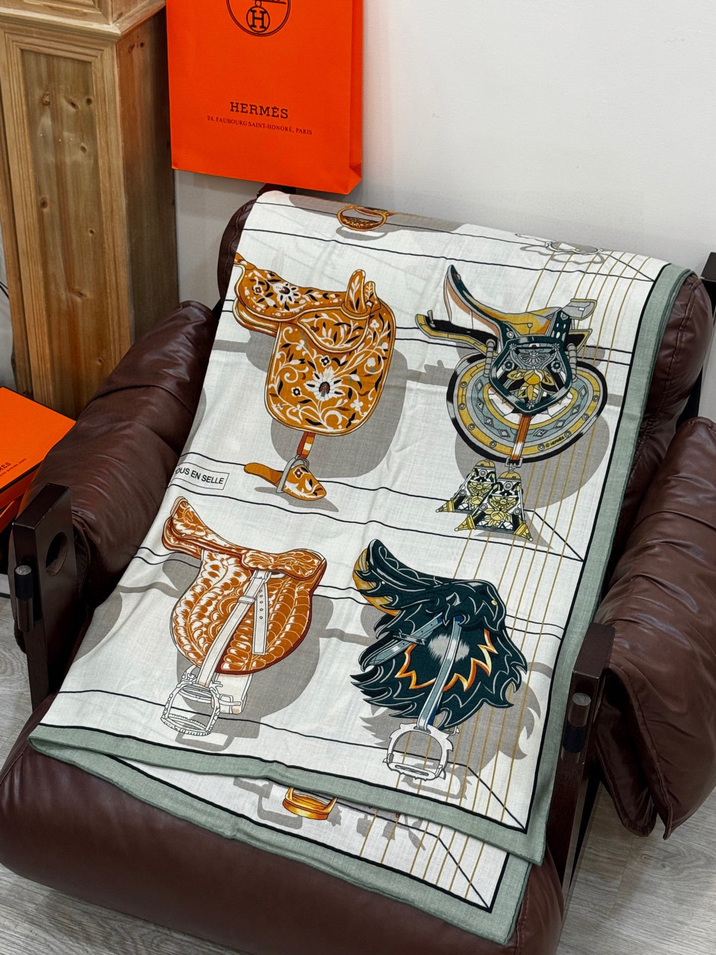 “鞍上世界”140丝绒方巾双面同色手工卷边丝绒方巾（30%真丝70%羊绒）这款披肩的经典单品展现强大而迷