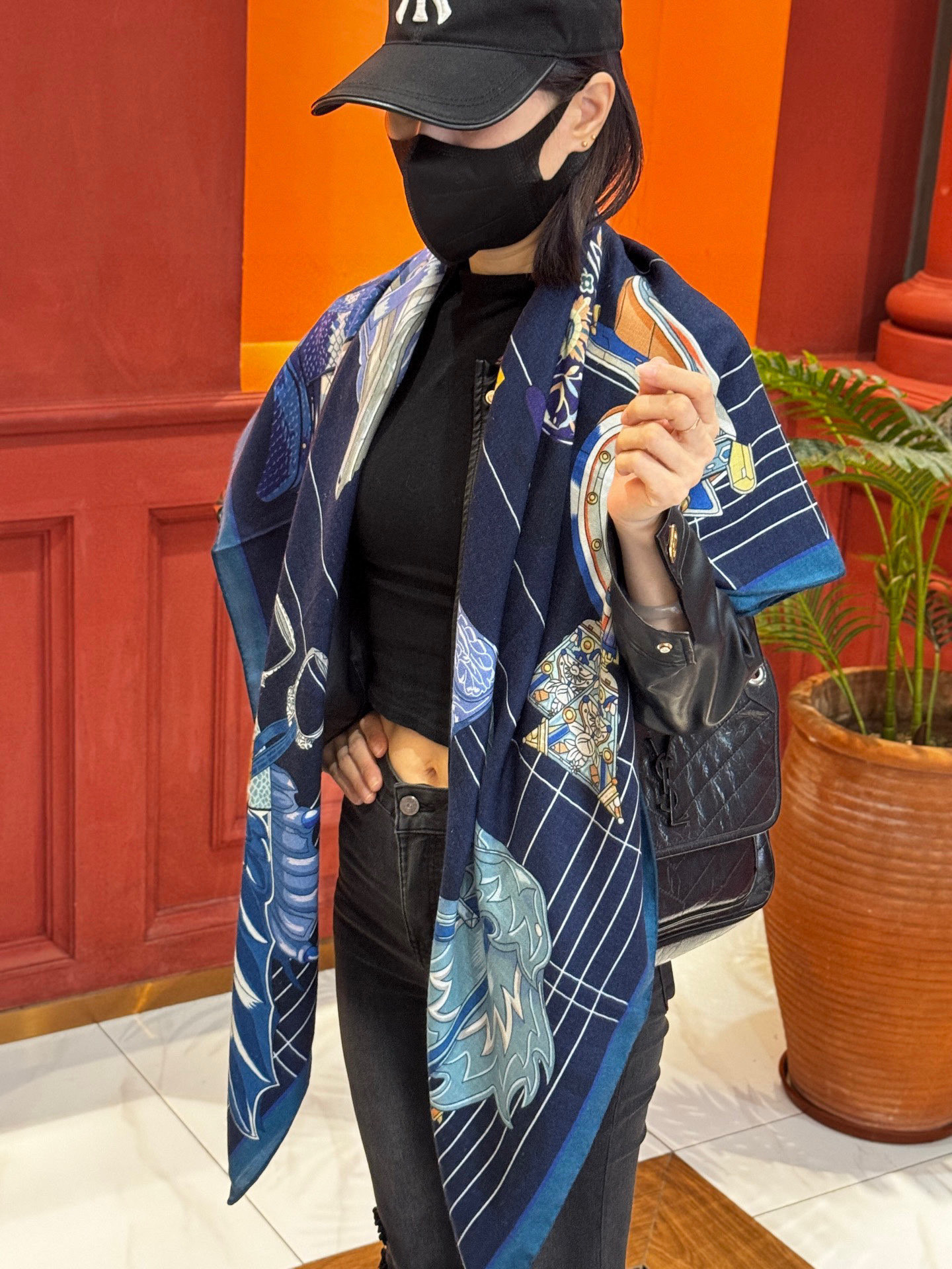 “鞍上世界”140丝绒方巾双面同色手工卷边丝绒方巾（30%真丝70%羊绒）这款披肩的经典单品展现强大而迷