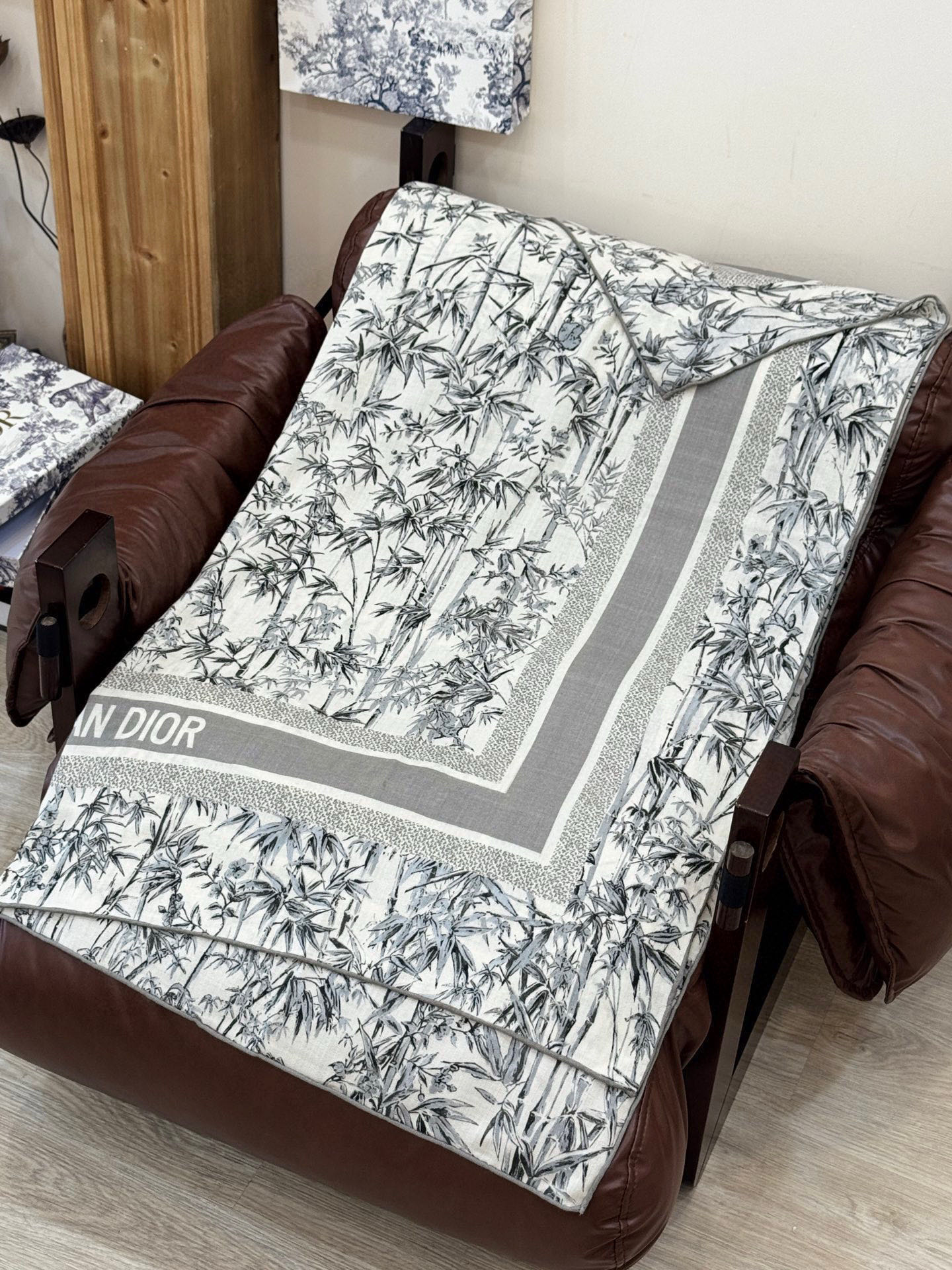 Dior 140丝绒双面同色印花披肩140 厘米丝绒面料多色 Millefiori 图案这款披肩饰以多色