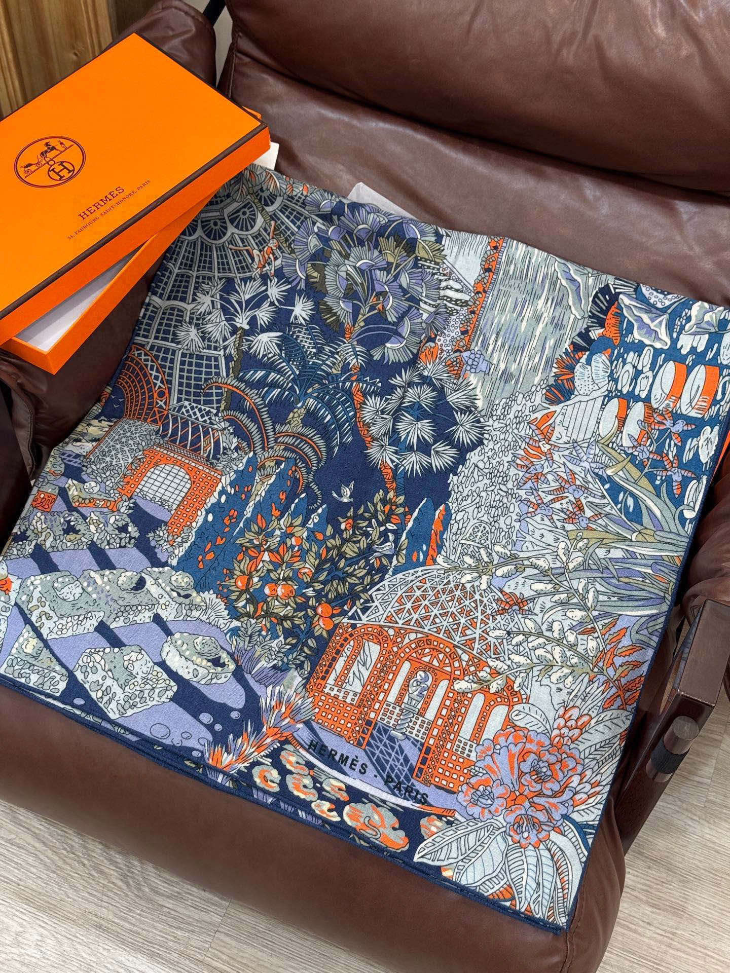 💟2025年秋冬抢先 上新💞【双面同色丝绒方巾】手工卷边山羊绒和真丝混纺披肩（70%山羊绒，30%桑蚕丝