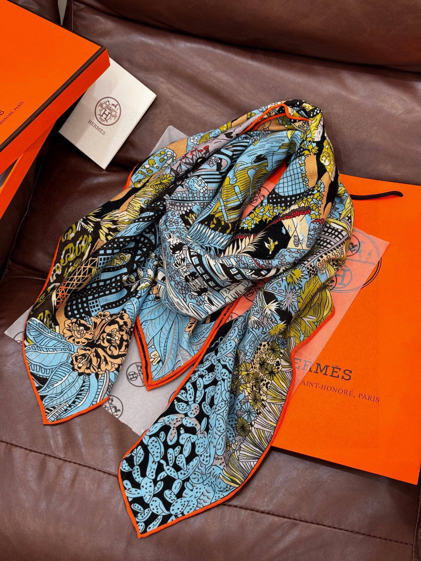 💟2025年秋冬抢先 上新💞【双面同色丝绒方巾】手工卷边山羊绒和真丝混纺披肩（70%山羊绒，30%桑蚕丝