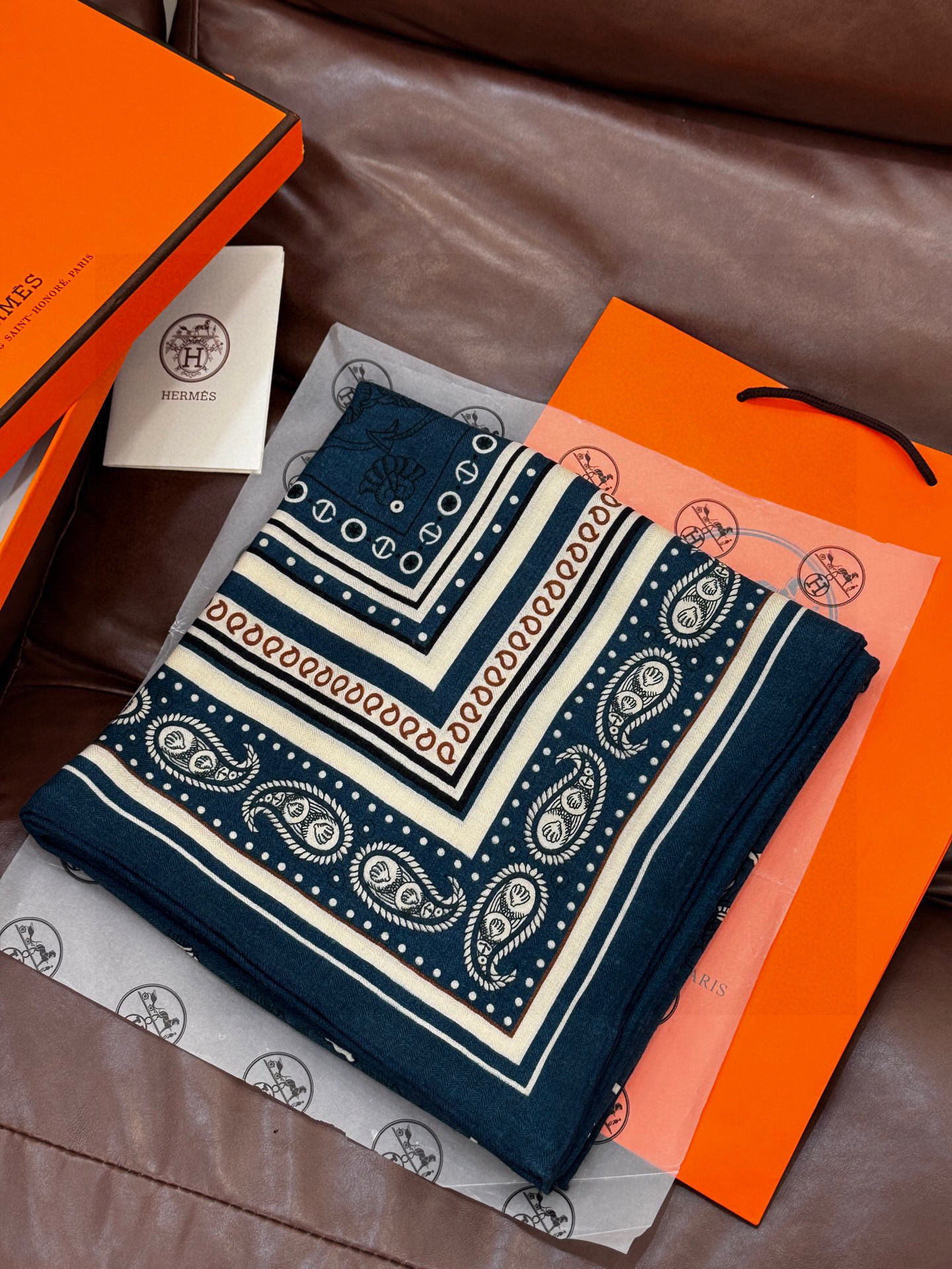 💟2025年秋冬抢先 上新💞【双面同色丝绒方巾】手工卷边山羊绒和真丝混纺披肩（70%山羊绒，30%桑蚕丝