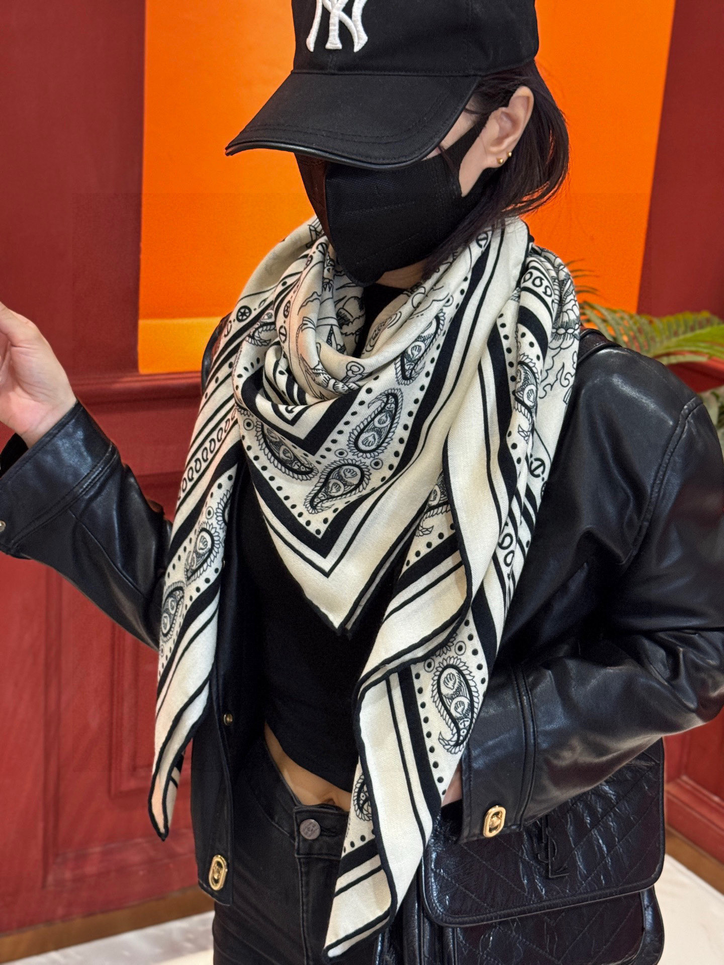 💟2025年秋冬抢先 上新💞【双面同色丝绒方巾】手工卷边山羊绒和真丝混纺披肩（70%山羊绒，30%桑蚕丝