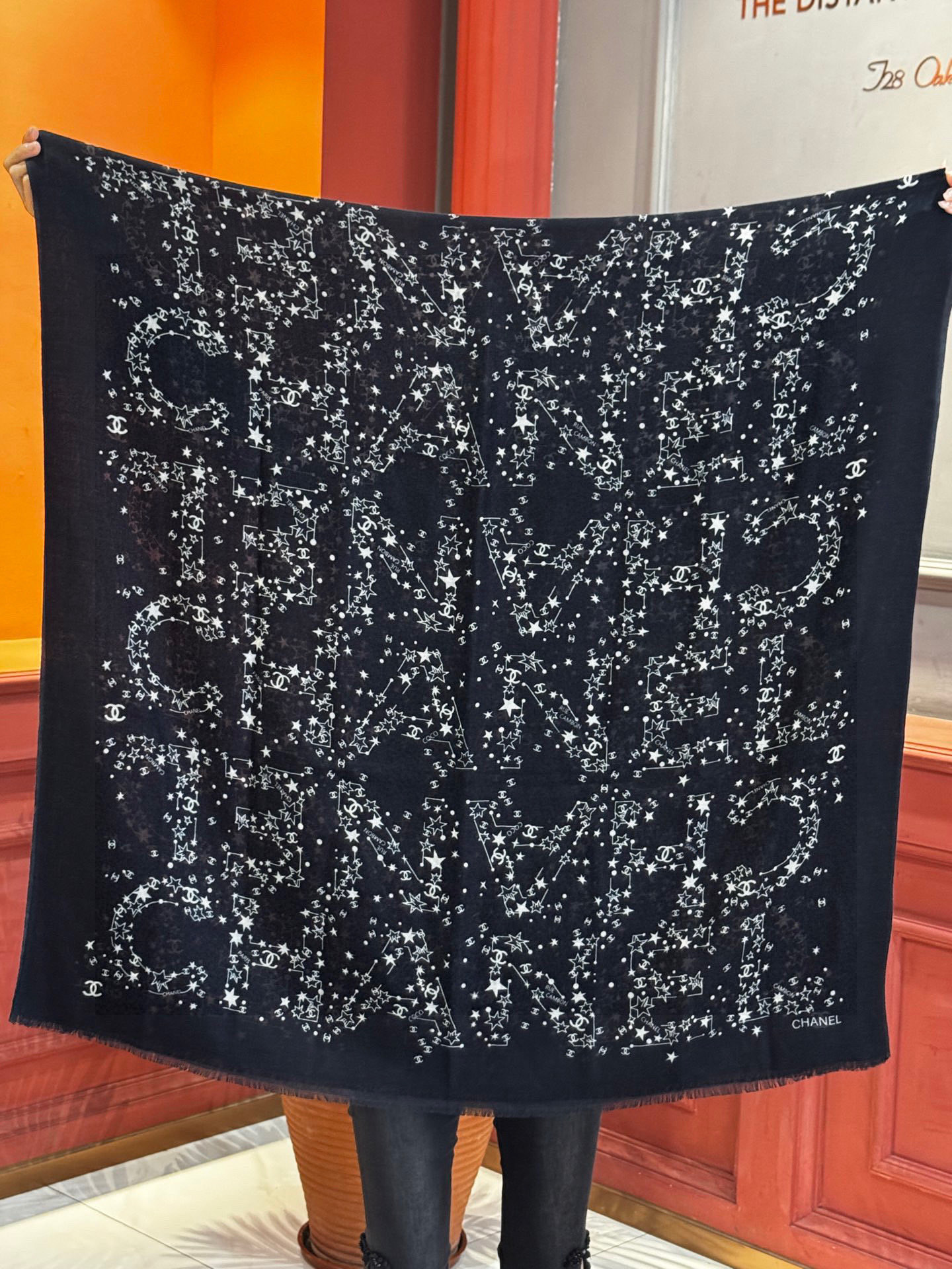 💟CHANEL香奈儿经典元素设计优雅大方，绕在颈间超级完美💋💋简直人间的尤物😍 专柜品质[玫瑰]长巾10