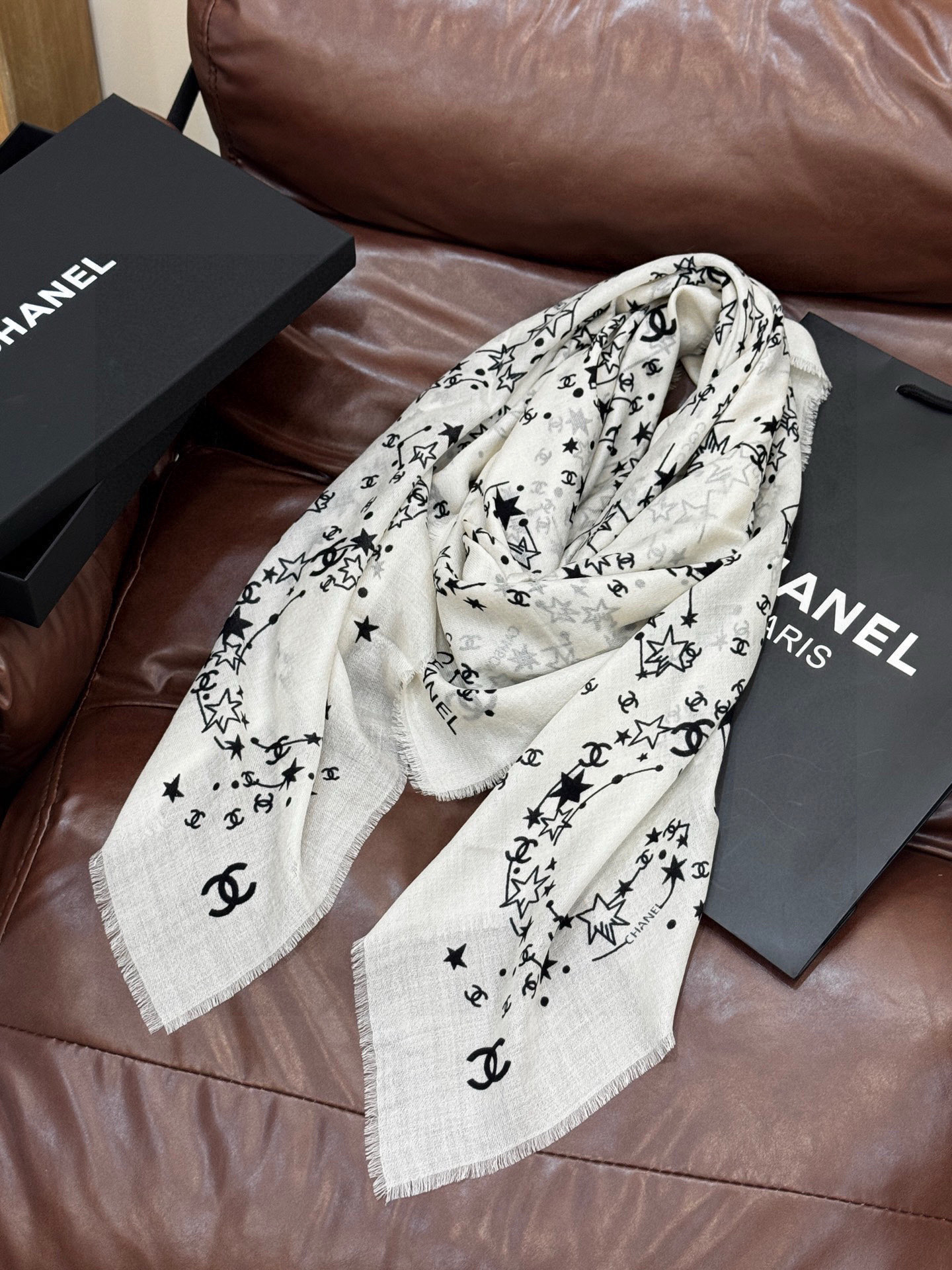 𝑪𝒉𝒂𝒏𝒆𝒍 • 25𝑪《星星物语》四季披肩黑色！Size：140x140cm 100%羊绒轻盈柔软，亲