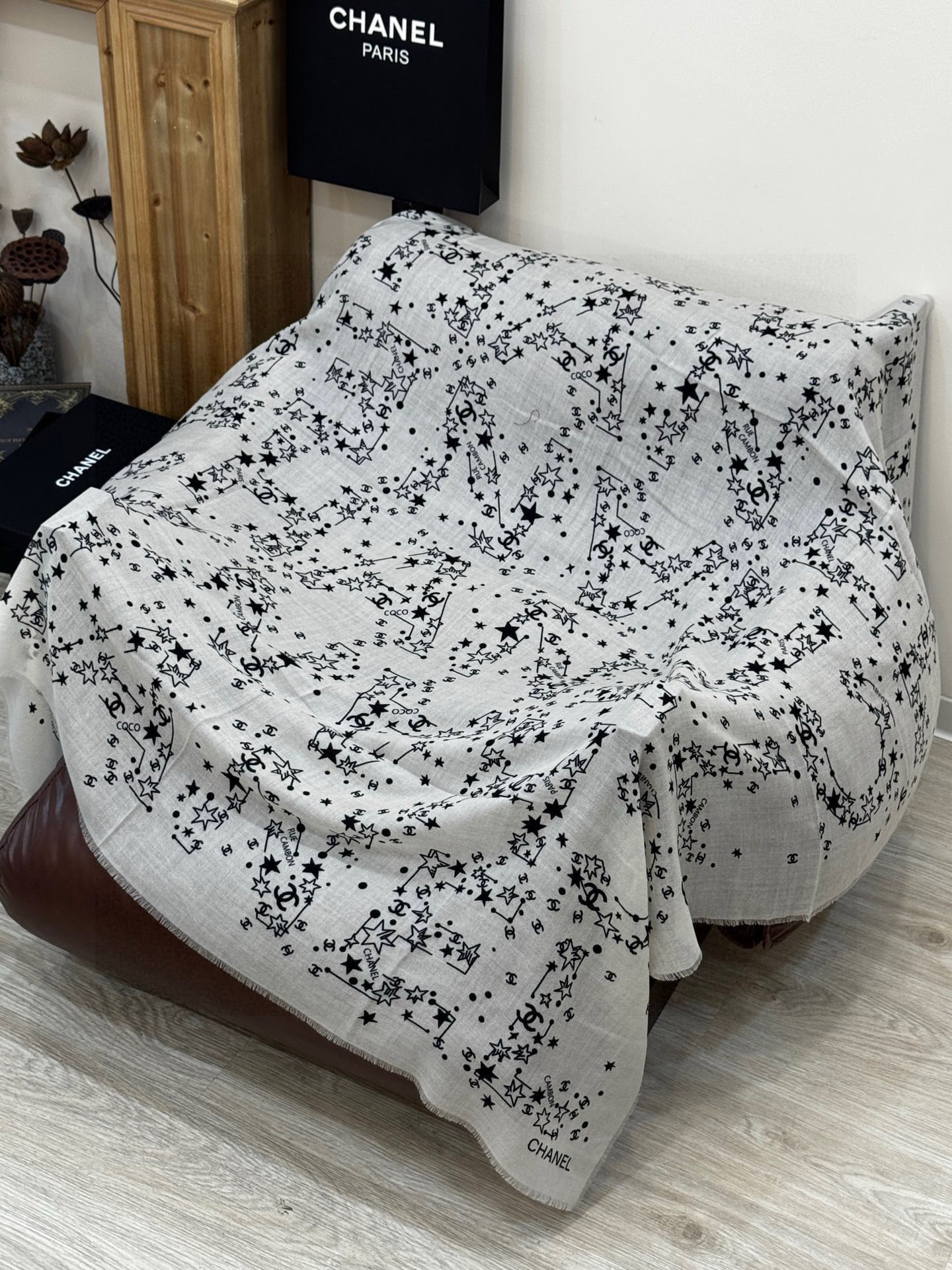 𝑪𝒉𝒂𝒏𝒆𝒍 • 25𝑪《星星物语》四季披肩黑色！Size：140x140cm 100%羊绒轻盈柔软，亲