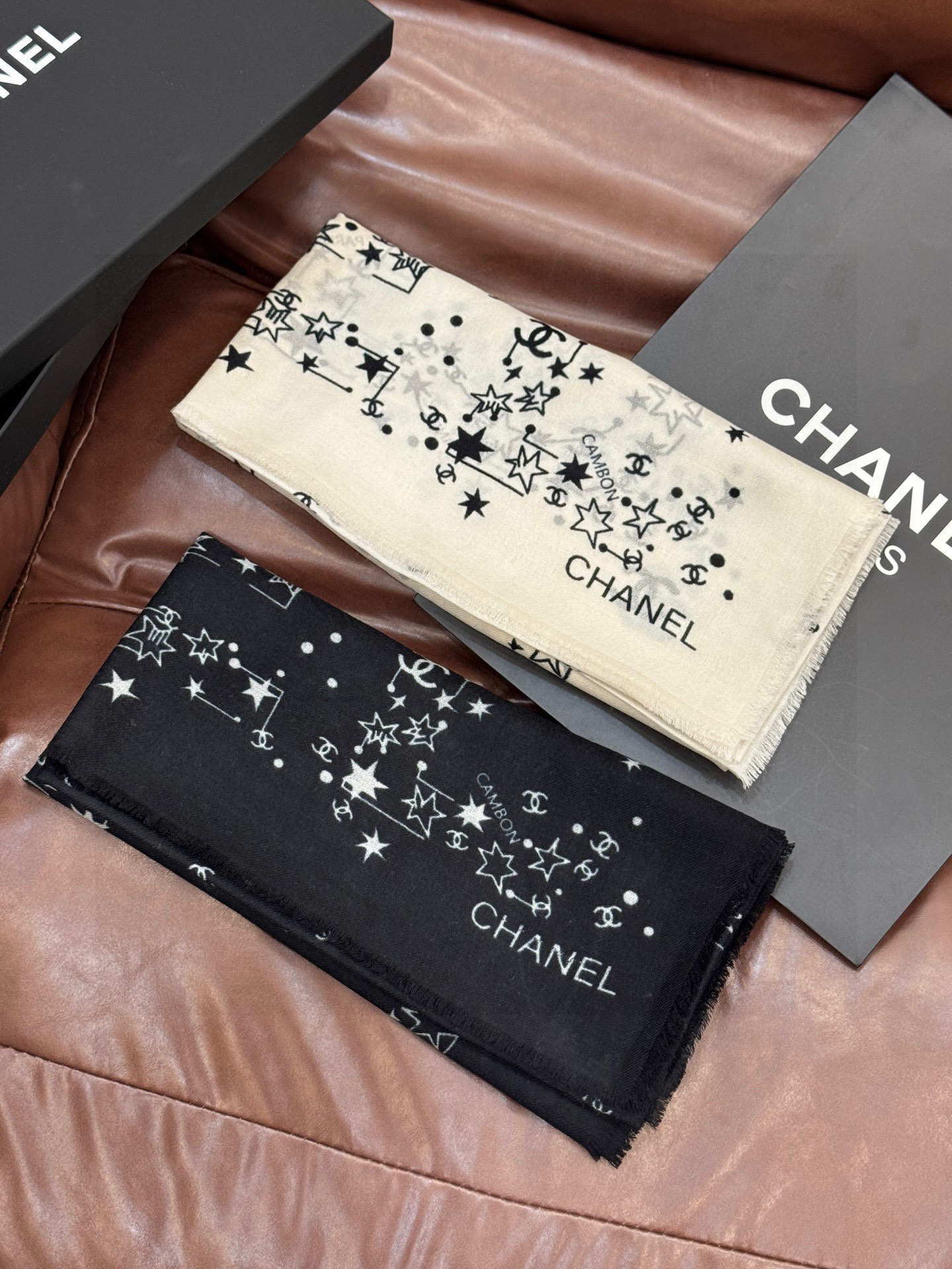 𝑪𝒉𝒂𝒏𝒆𝒍 • 25𝑪《星星物语》四季披肩黑色！Size：140x140cm 100%羊绒轻盈柔软，亲