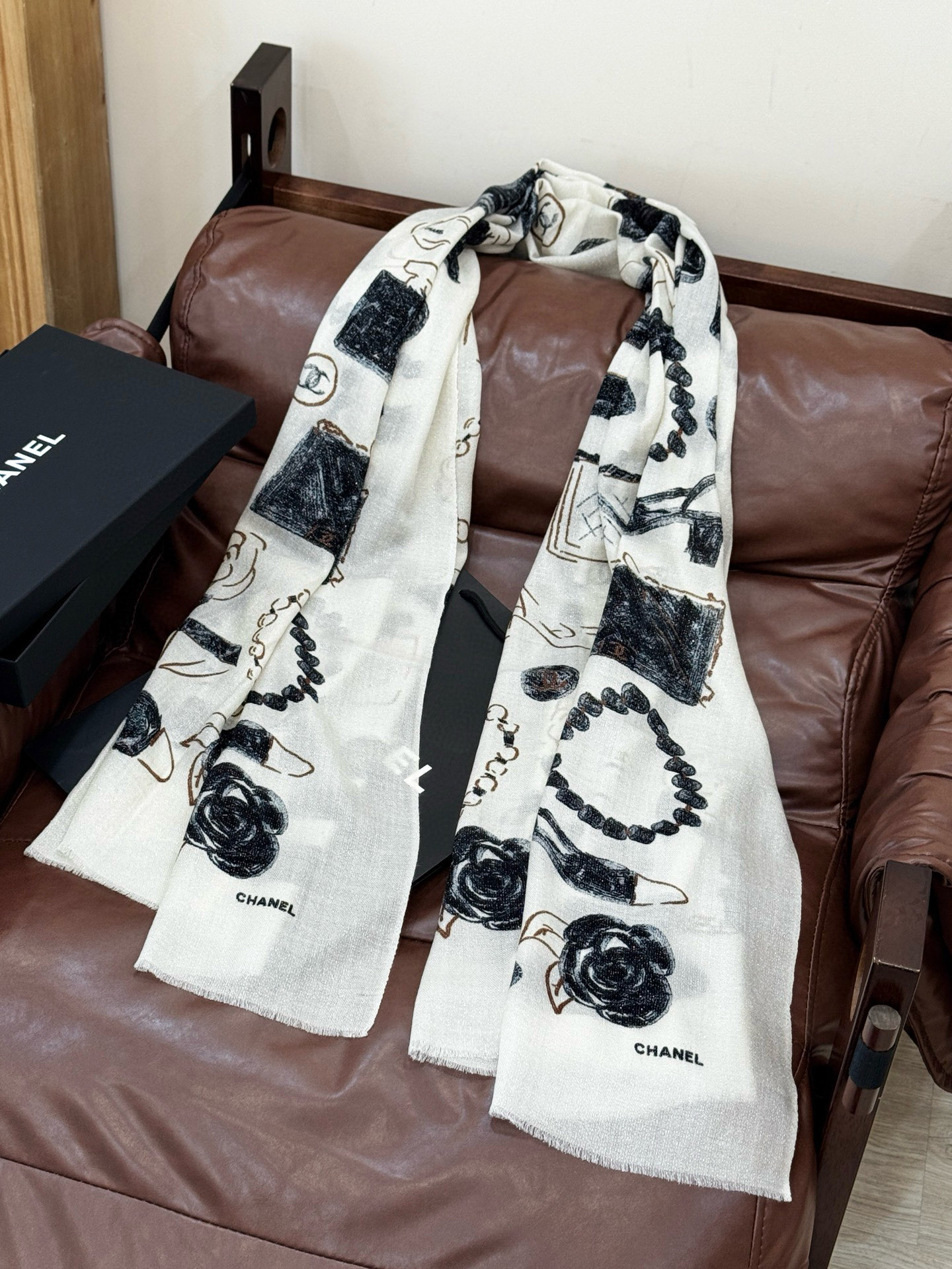 会发光发亮的围巾 💄💋新款客供银线💖羊绒面料长巾 😘美翻了[流泪]【小香徽标银线长巾】御用殿堂级极‼️新