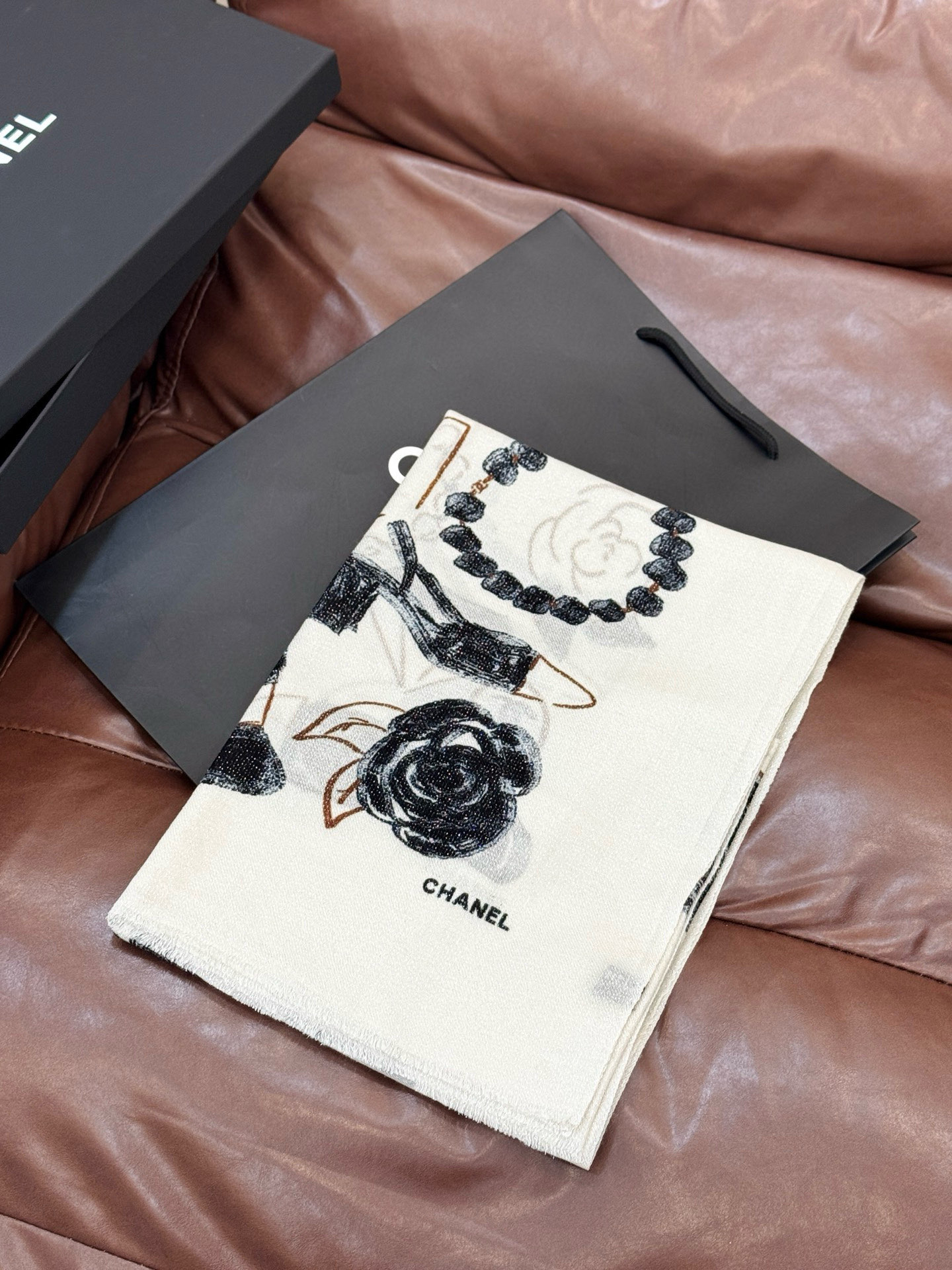 会发光发亮的围巾 💄💋新款客供银线💖羊绒面料长巾 😘美翻了[流泪]【小香徽标银线长巾】御用殿堂级极‼️新