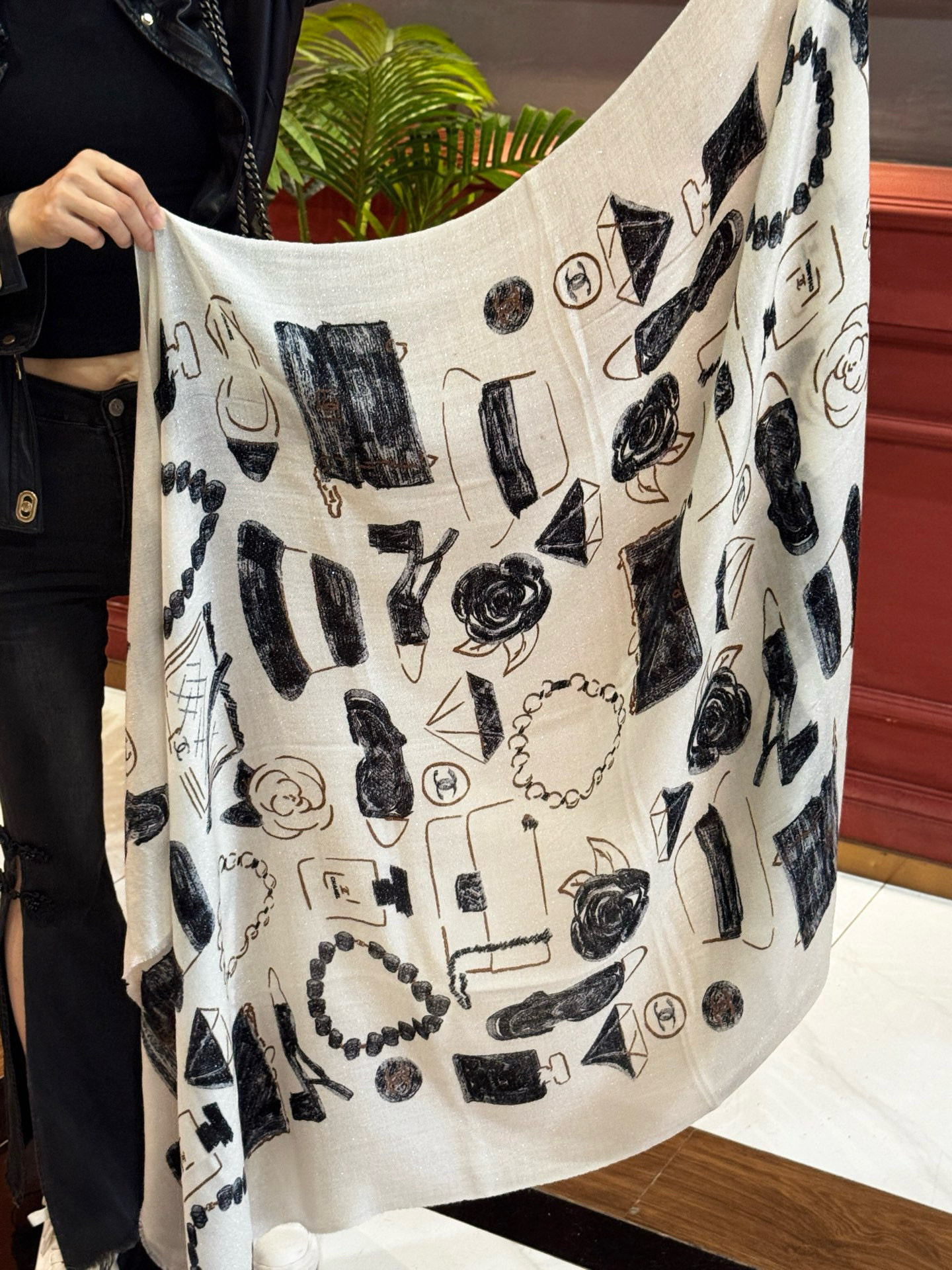 会发光发亮的围巾 💄💋新款客供银线💖羊绒面料长巾 😘美翻了[流泪]【小香徽标银线长巾】御用殿堂级极‼️新