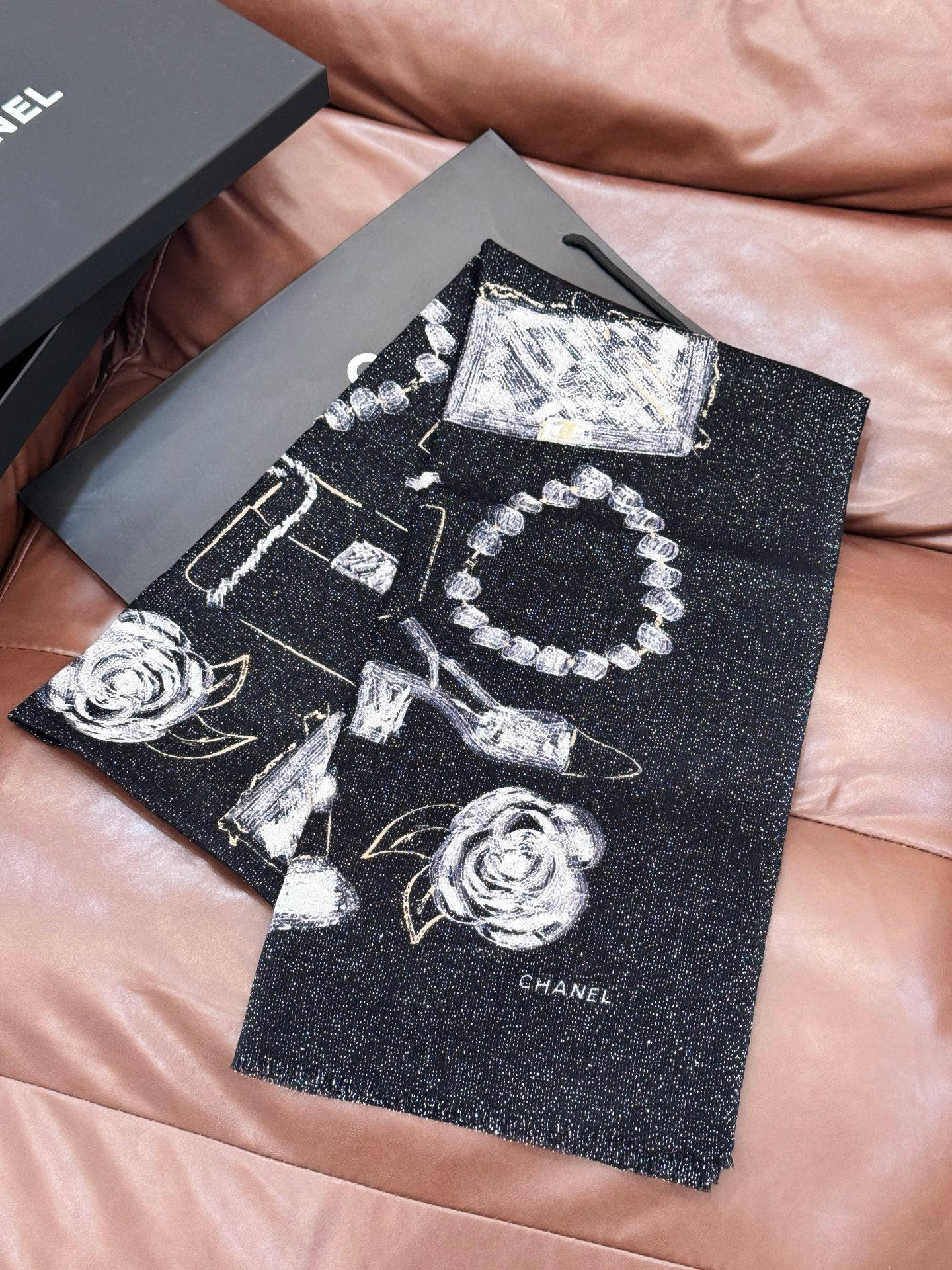 会发光发亮的围巾 💄💋新款客供银线💖羊绒面料长巾 😘美翻了[流泪]【小香徽标银线长巾】御用殿堂级极‼️新