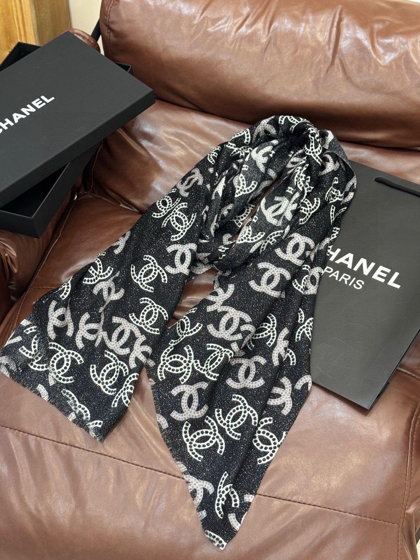 上新🌟 会发光发亮的围巾 💄💋新款客供银线💖羊绒面料长巾 😘美翻了[流泪]【银线双C图案】御用殿堂级极‼