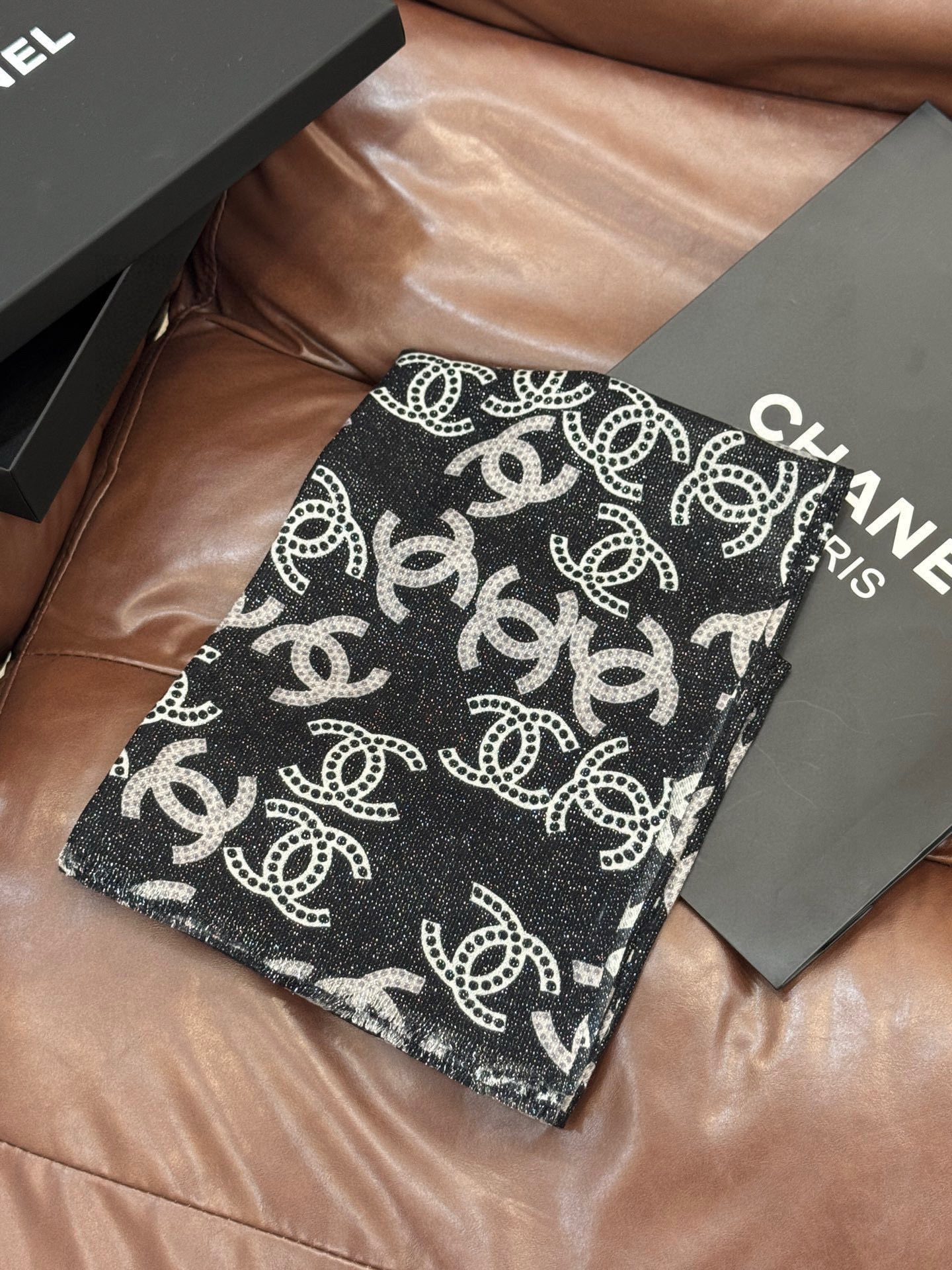 上新🌟 会发光发亮的围巾 💄💋新款客供银线💖羊绒面料长巾 😘美翻了[流泪]【银线双C图案】御用殿堂级极‼