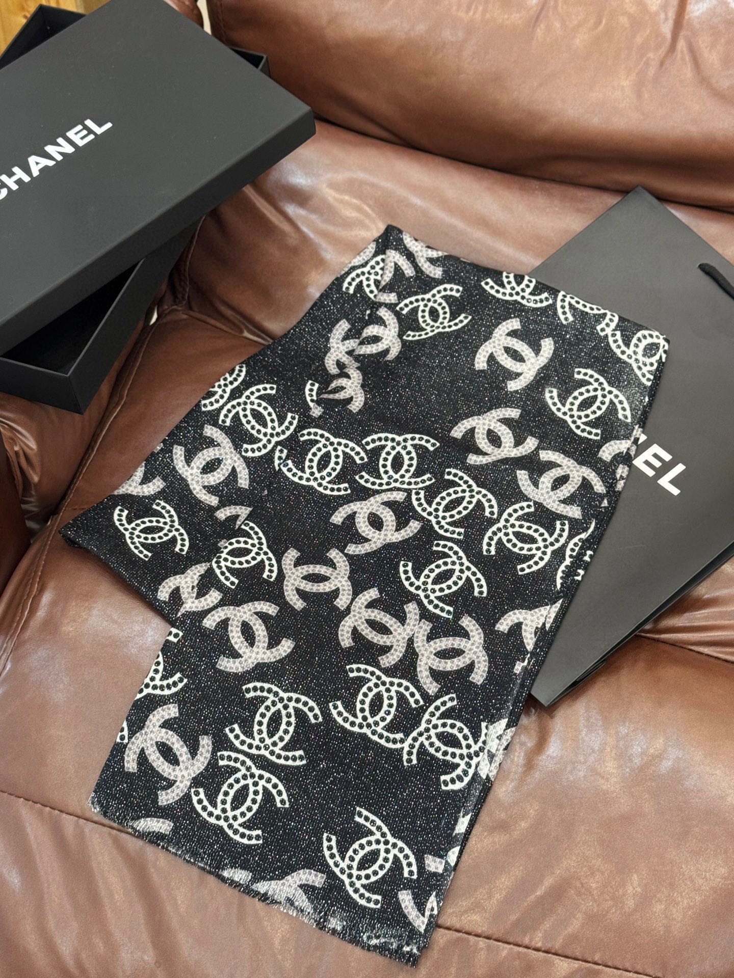 上新🌟 会发光发亮的围巾 💄💋新款客供银线💖羊绒面料长巾 😘美翻了[流泪]【银线双C图案】御用殿堂级极‼